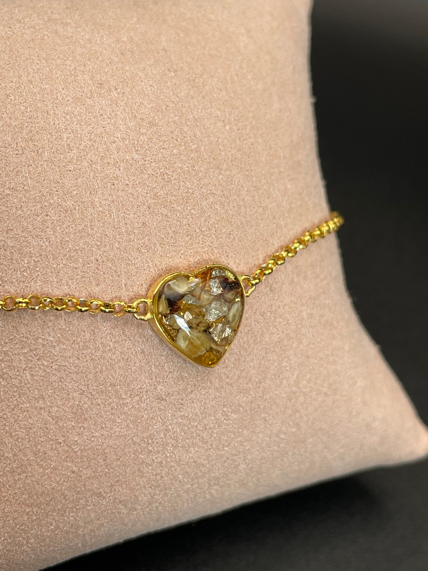 Bracelet fin avec un cœur rempli de lait maternel, de cendres, de cordon ombilical ou de toute autre inclusion qui vous tient à cœur. Disponible en argent925 finition silver, dorée ou rosée.