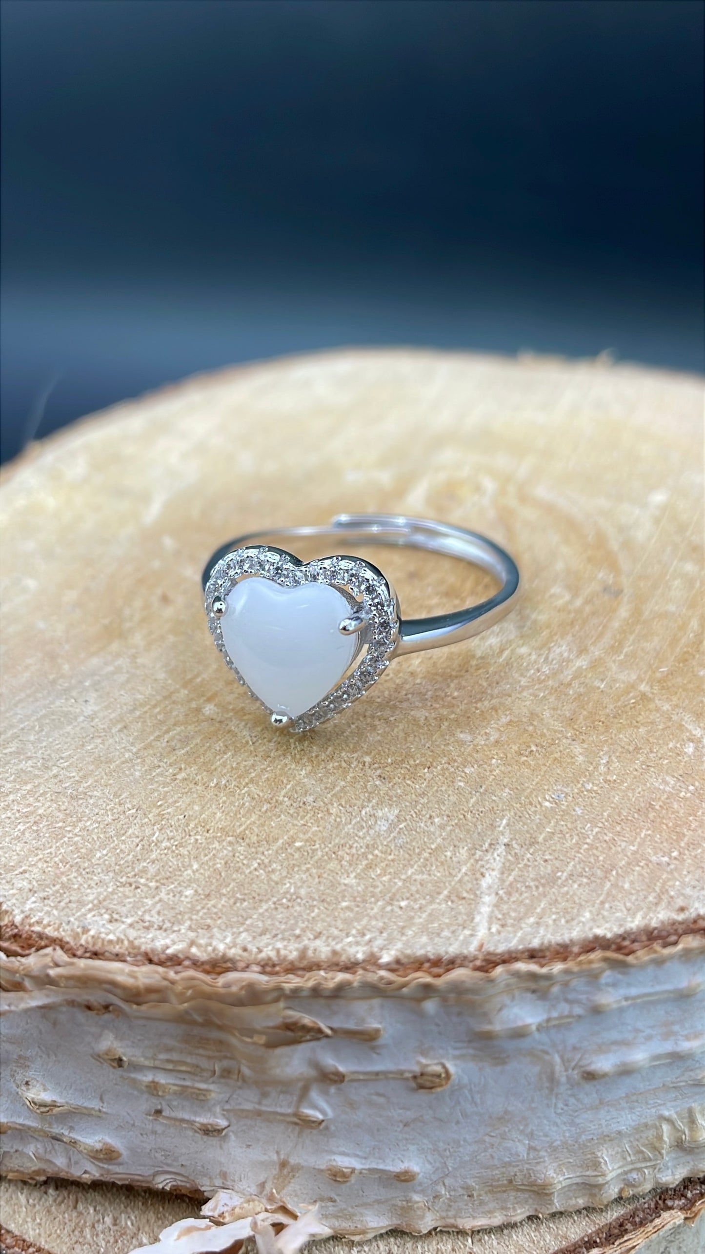 bague avec un cabochon en forme de coeur en lait maternel entourée de strass