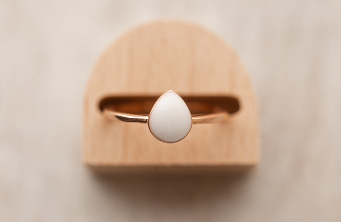 bague en forme de goutte avec inclusion de lait maternel