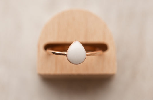 bague en forme de goutte avec inclusion de lait maternel