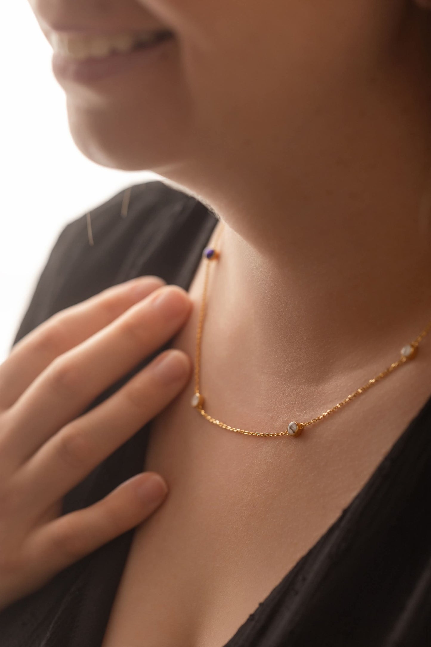Collier personnalisé avec du lait maternel, la première mèche de cheveux de bébé et sa pierre de naissance.