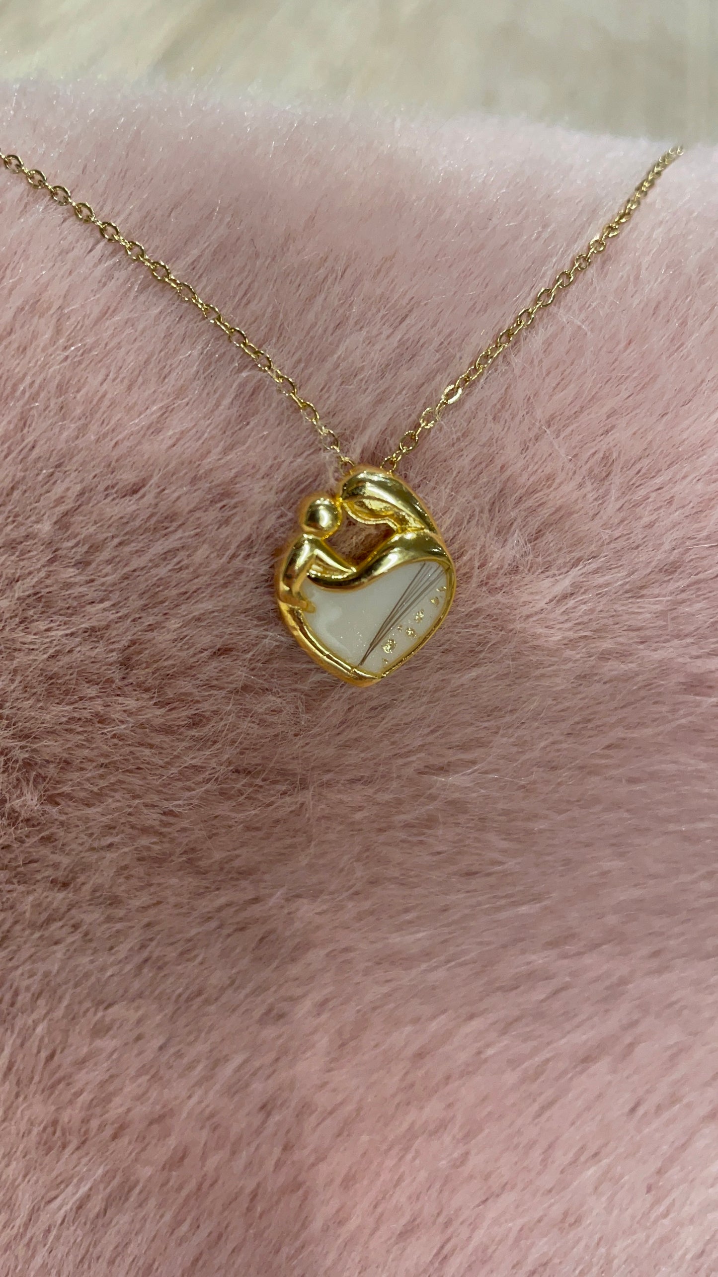 Pendentif en forme de coeur avec silhouette de maman et bébé contenant du lait maternel, cheveux de bébé ou fragment de cordon ombilical avec gravure personnalisée au dos.