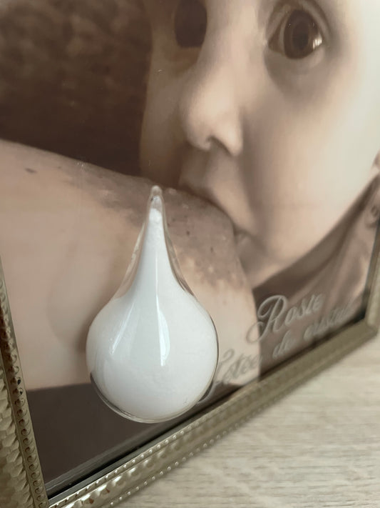 Goutte de verre soufflée à la main contenant du lait maternel dans un cadre souvenir personnalisé