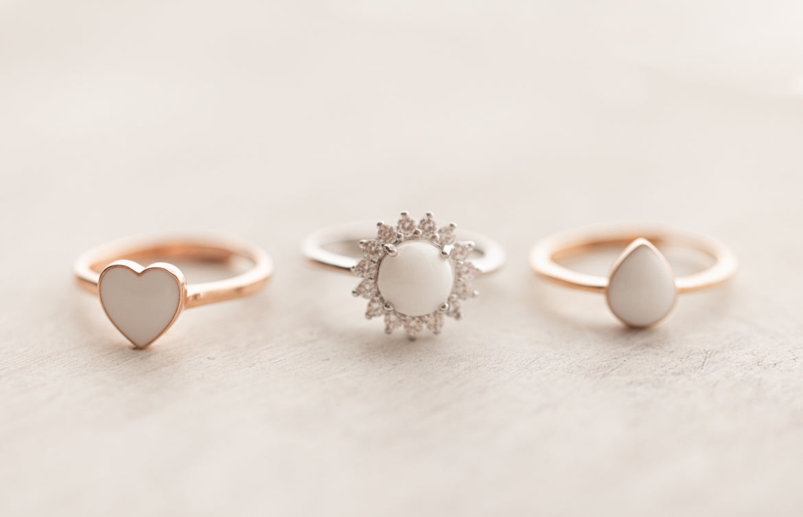 Bague en argent 925 ou en 14 ou 18 carats personnalisées avec votre lait maternel, une mèche de cheveux ou encore le cordon ombilical de votre bébé, signe de ce lien si unique avec votre enfant. 