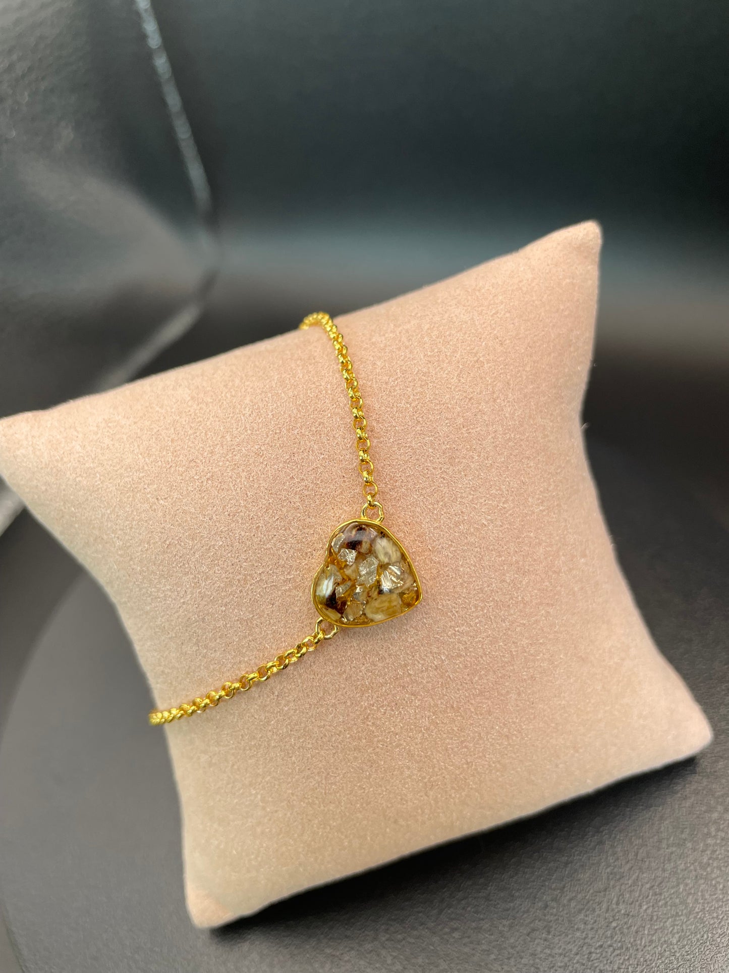 Bracelet fin avec un cœur rempli de lait maternel, de cendres, de cordon ombilical ou de toute autre inclusion qui vous tient à cœur. Disponible en argent925 finition silver, dorée ou rosée. 