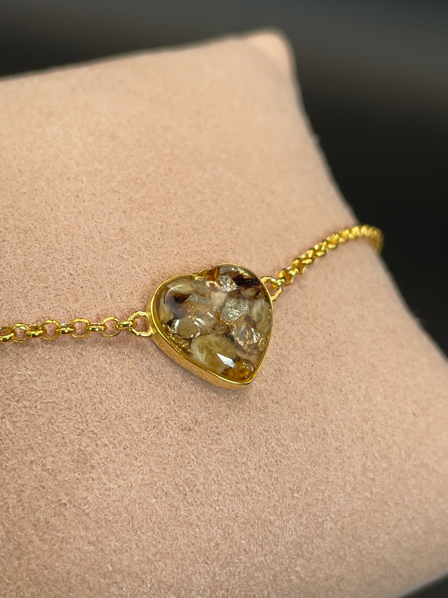 Bracelet fin avec un cœur rempli de lait maternel, de cendres, de cordon ombilical ou de toute autre inclusion qui vous tient à cœur. Disponible en argent925 finition silver, dorée ou rosée. 