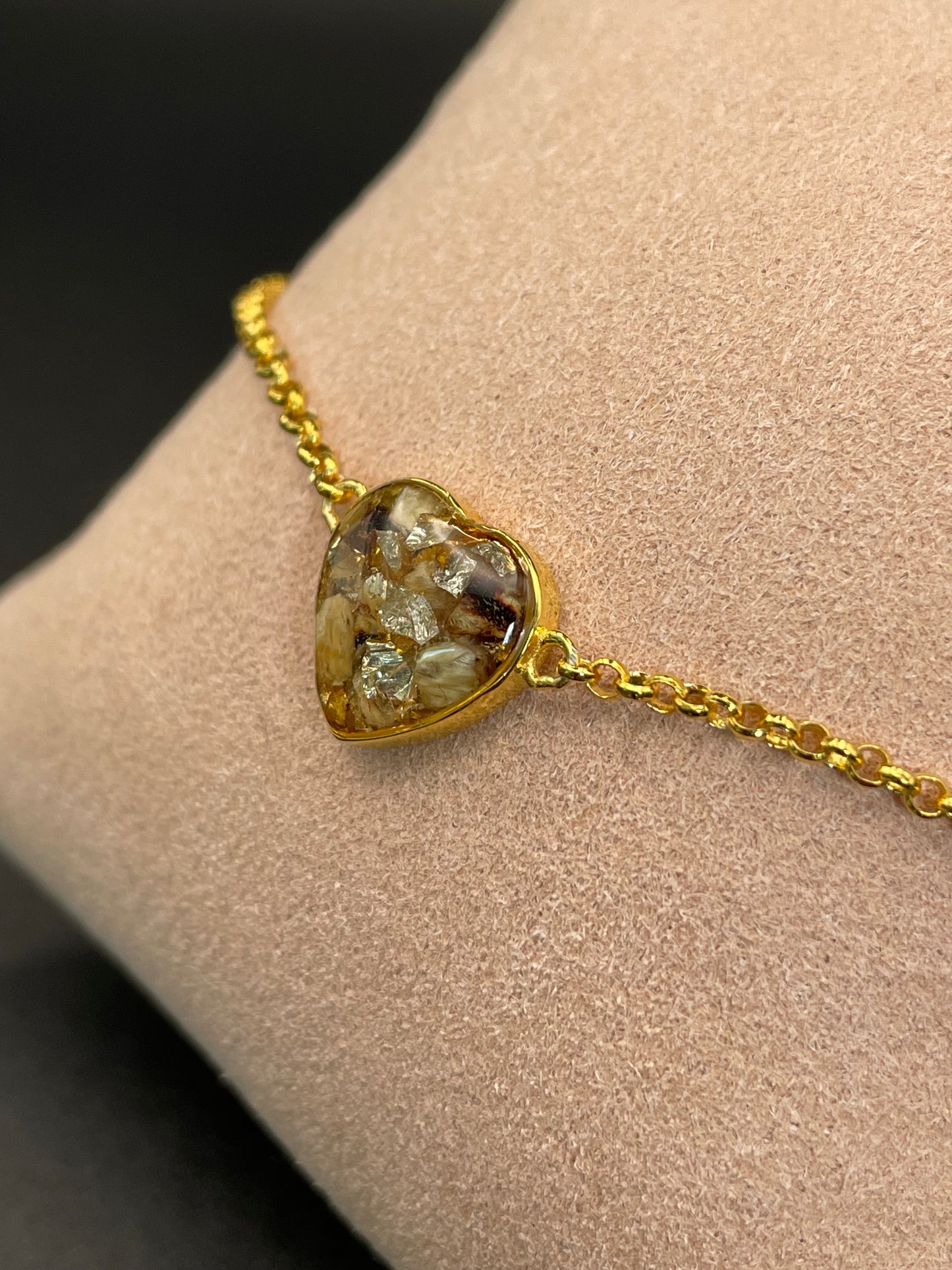 Bracelet fin avec un cœur rempli de lait maternel, de cendres, de cordon ombilical ou de toute autre inclusion qui vous tient à cœur. Disponible en argent925 finition silver, dorée ou rosée. 