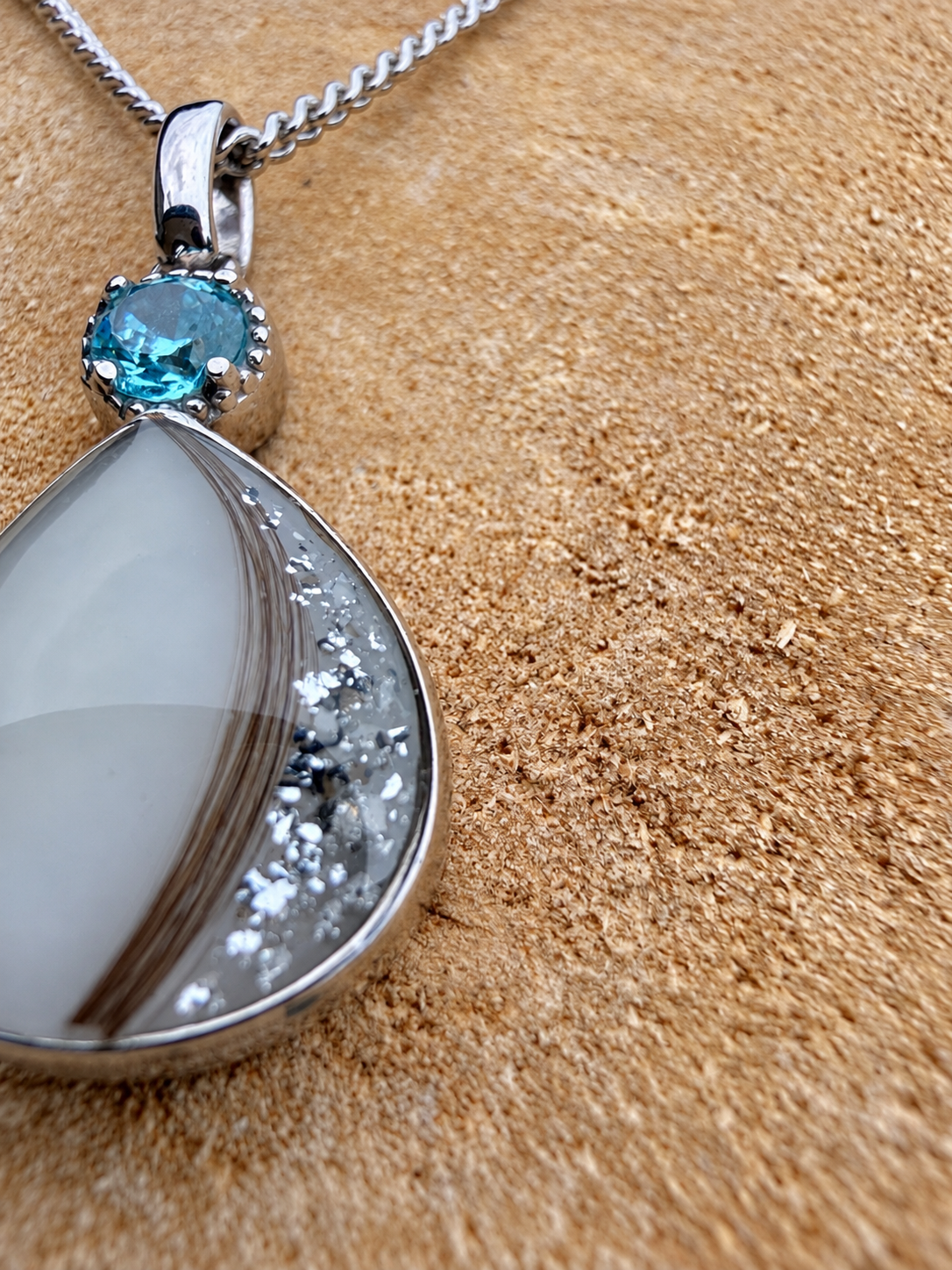 Pendentif Goutte Sacrée