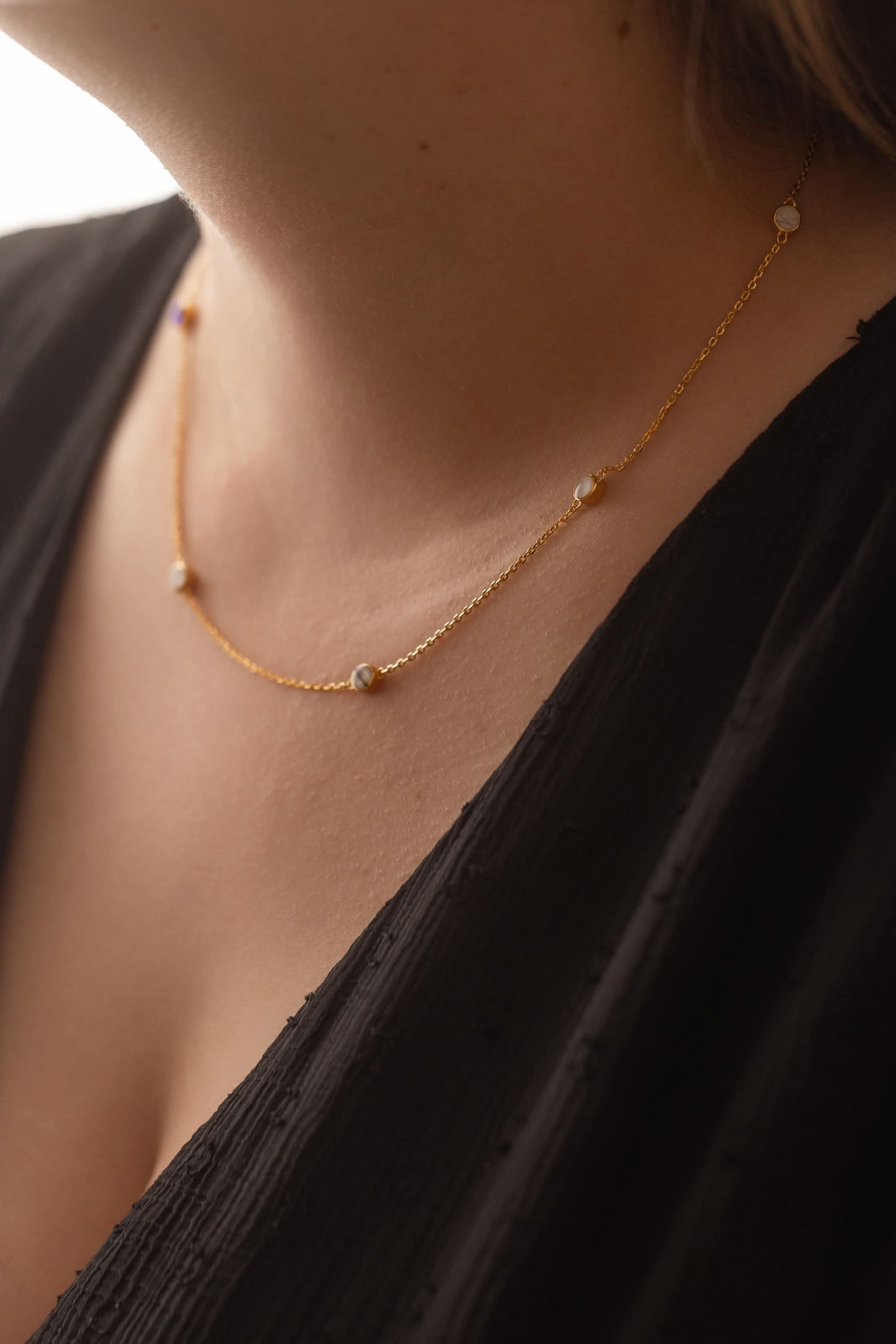 Collier personnalisé avec du lait maternel, la première mèche de cheveux de bébé et sa pierre de naissance. 