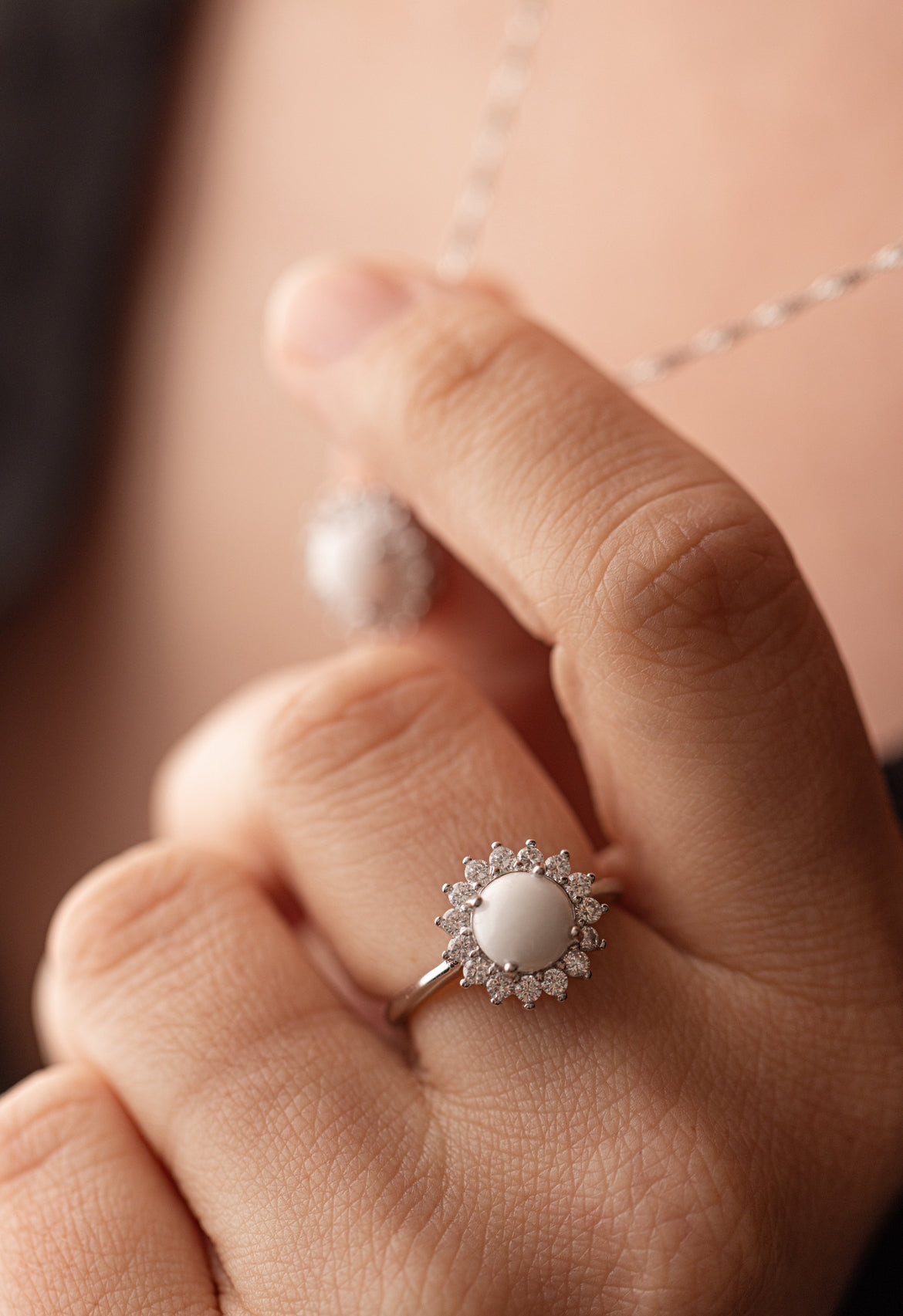 Bague souvenir avec un superbe cabochon de lait maternel et mèche de cheveux de bébé, entourée de strass étincellantes. 