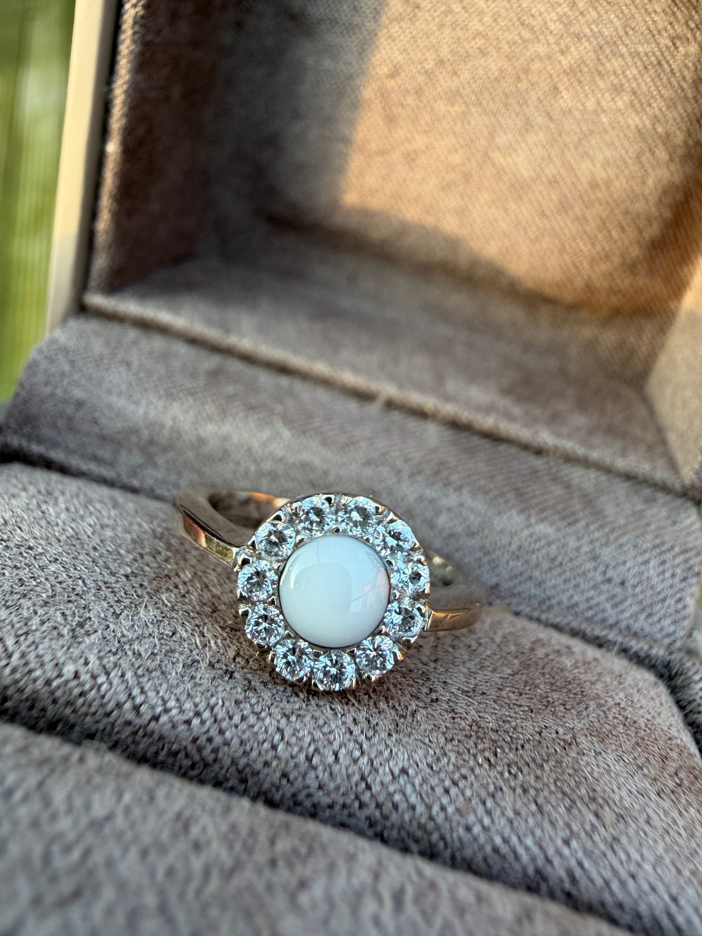 Bague en or blanc 18 carats ornée de diamants naturels qui entourent un cabochon de lait maternel