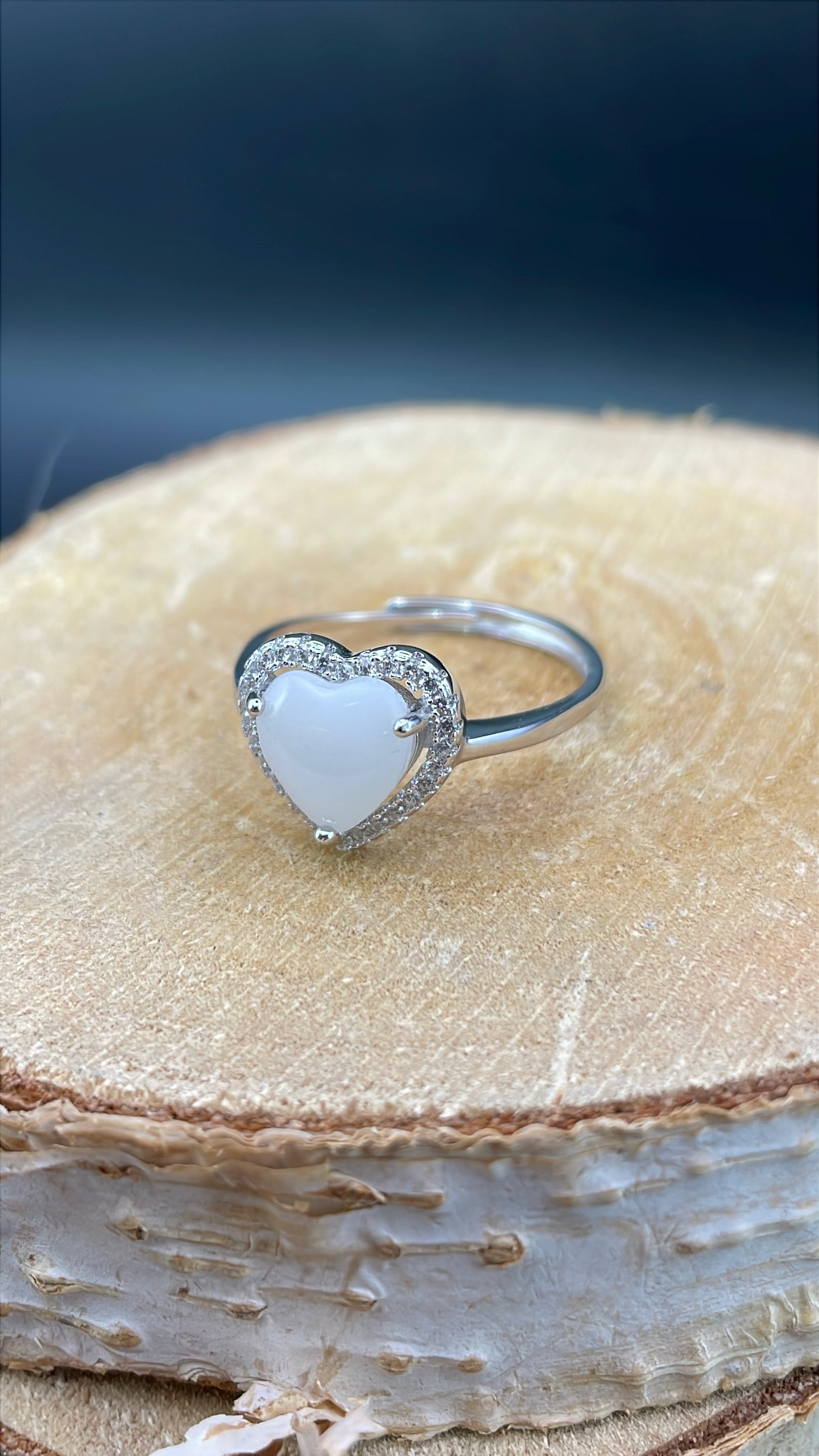 bague avec un cabochon en forme de coeur en lait maternel entourée de strass
