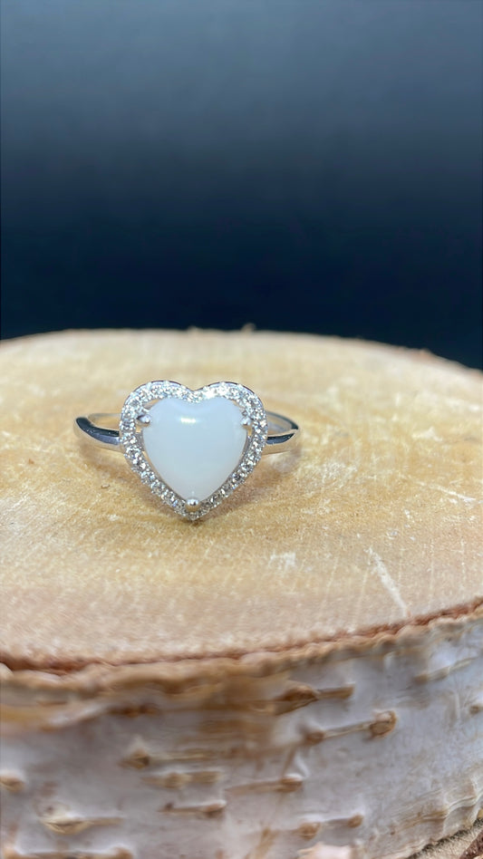 bague avec un cabochon en forme de coeur en lait maternel entourée de strass