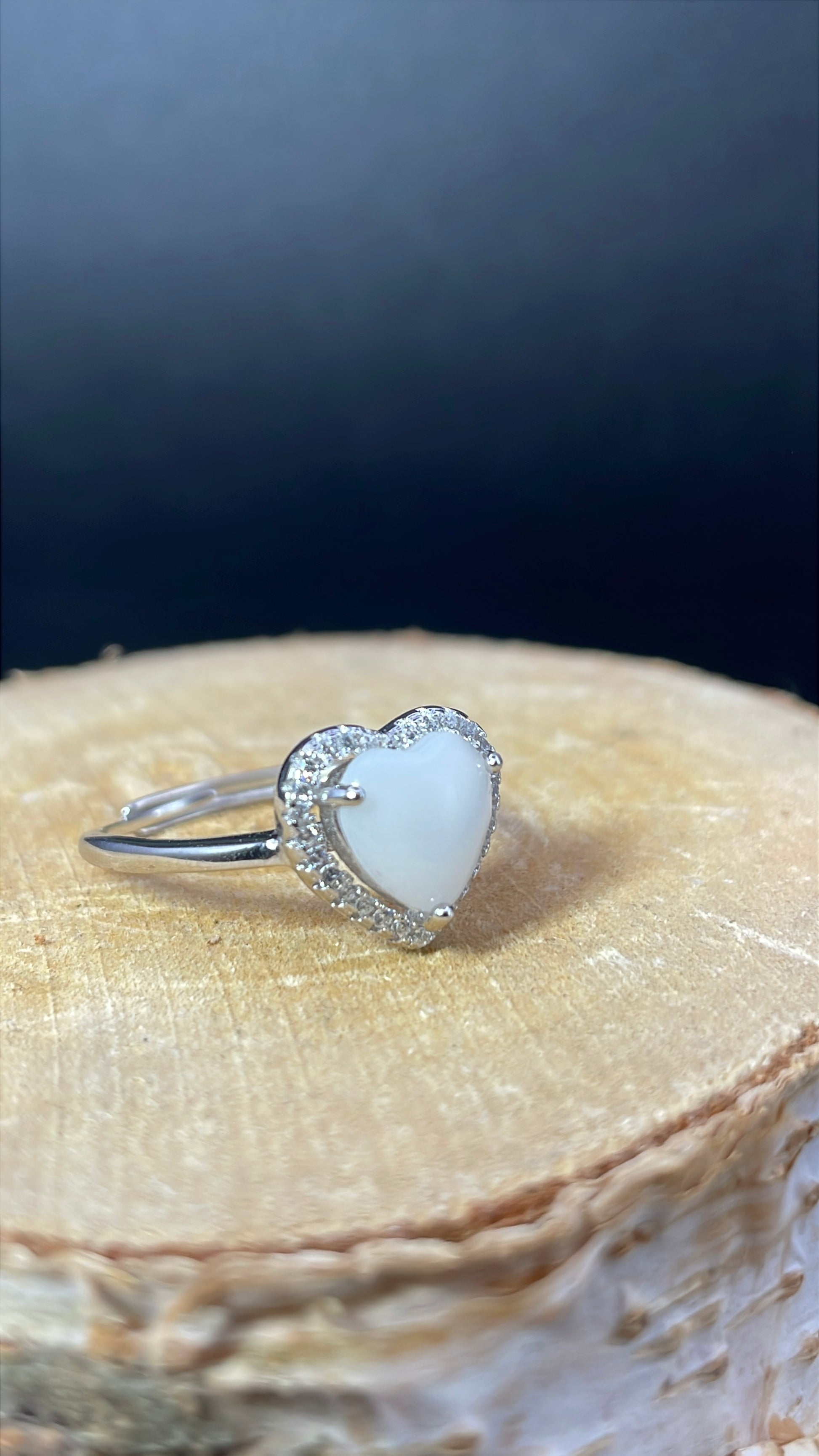 bague avec un cabochon en forme de coeur en lait maternel entourée de strass