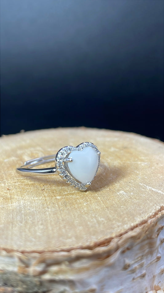 bague avec un cabochon en forme de coeur en lait maternel entourée de strass