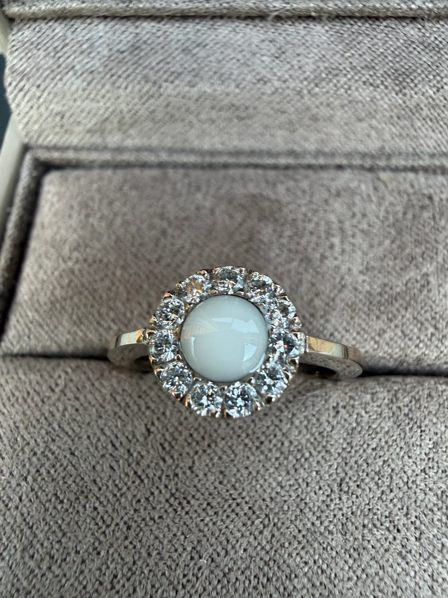 Bague en or blanc 18 carats ornée de diamants naturels qui entourent un cabochon de lait maternel
