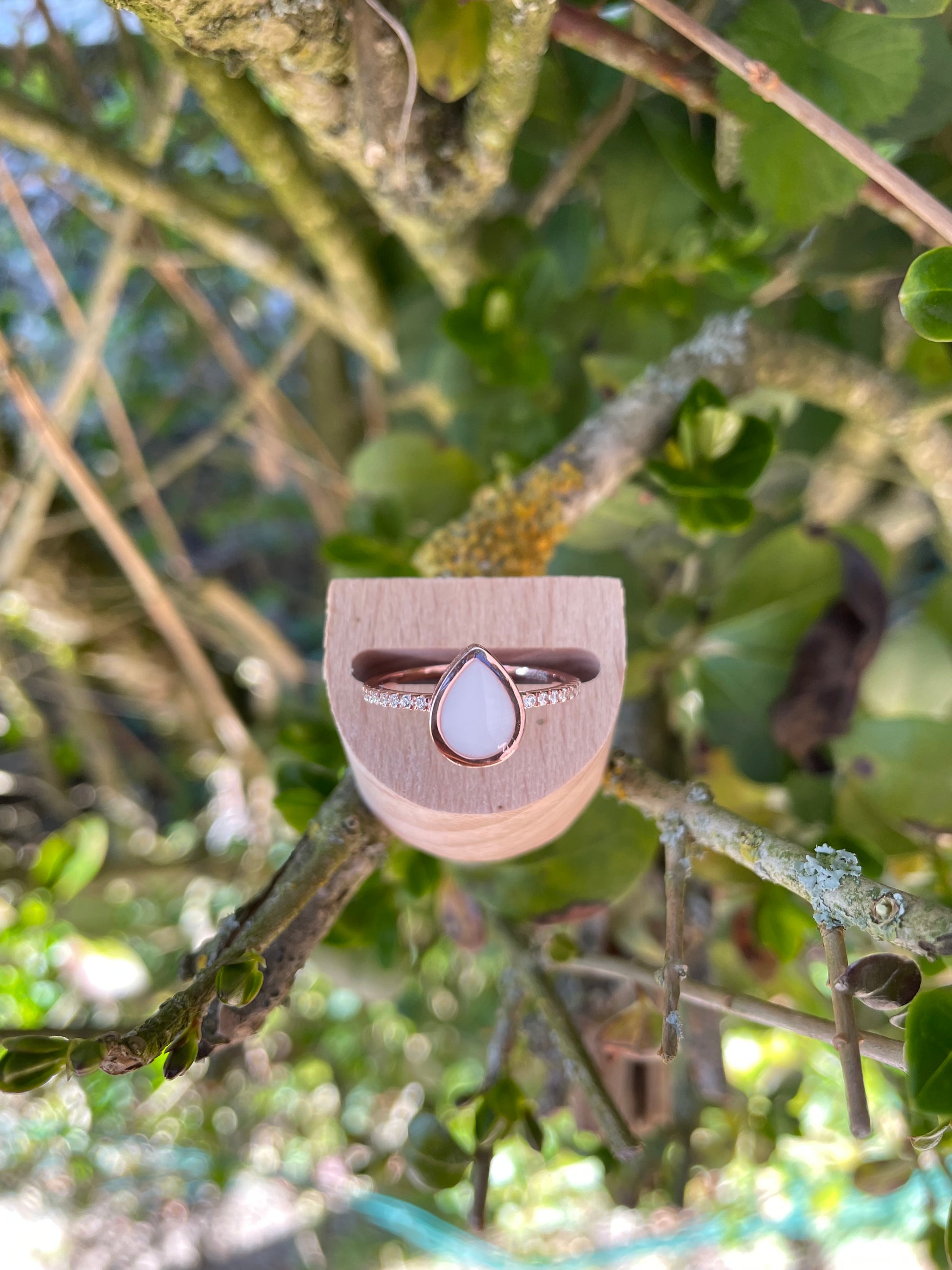 Bague en argent rose ornée de strass en forme de goutte remplie de  lait maternel. 