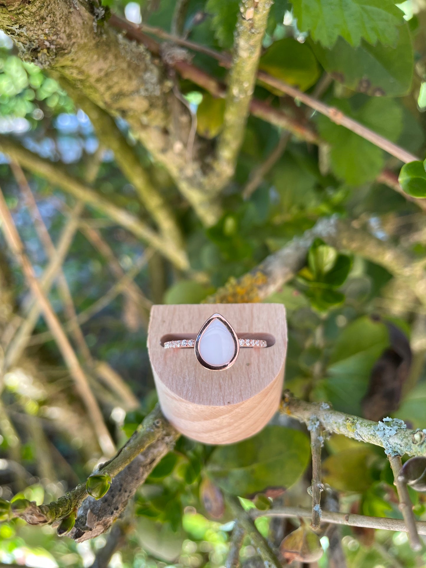 Bague en argent rose ornée de strass en forme de goutte remplie de  lait maternel. 