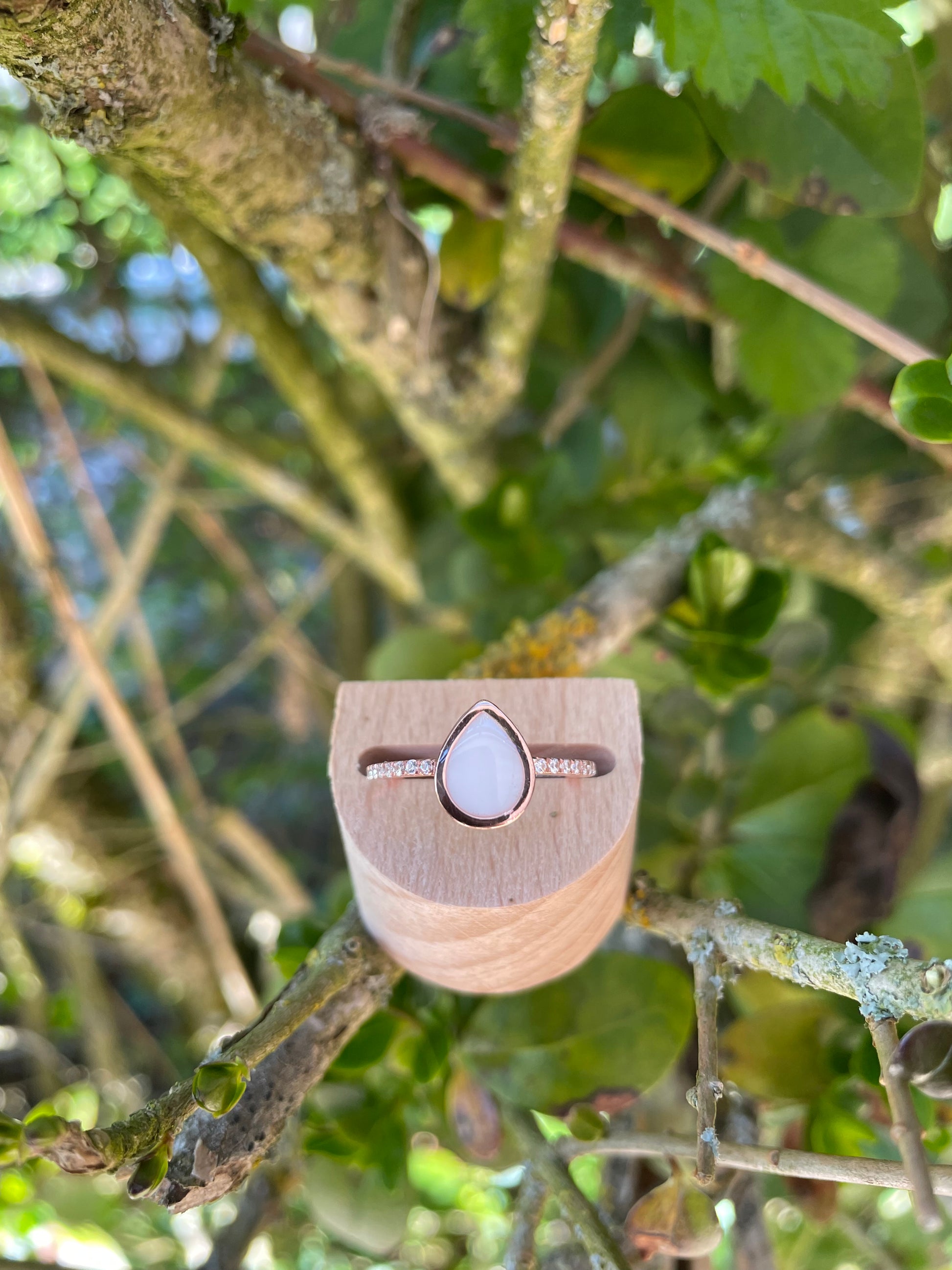 Bague en argent rose ornée de strass en forme de goutte remplie de  lait maternel. 
