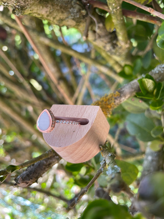 Bague en argent rose ornée de strass en forme de goutte remplie de  lait maternel. 