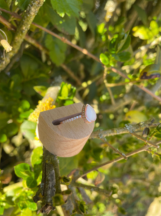 Bague en argent rose ornée de strass en forme de goutte remplie de  lait maternel. 