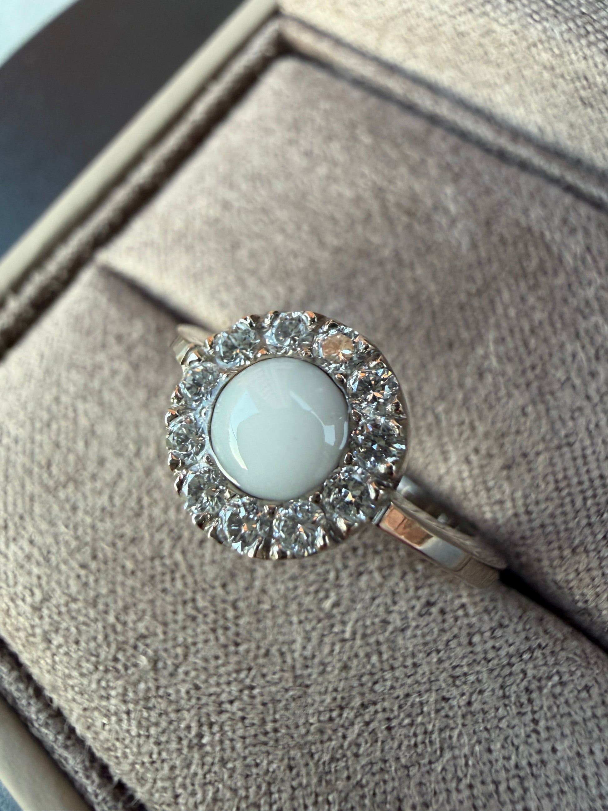 Bague en or blanc 18 carats ornée de diamants naturels qui entourent un cabochon de lait maternel