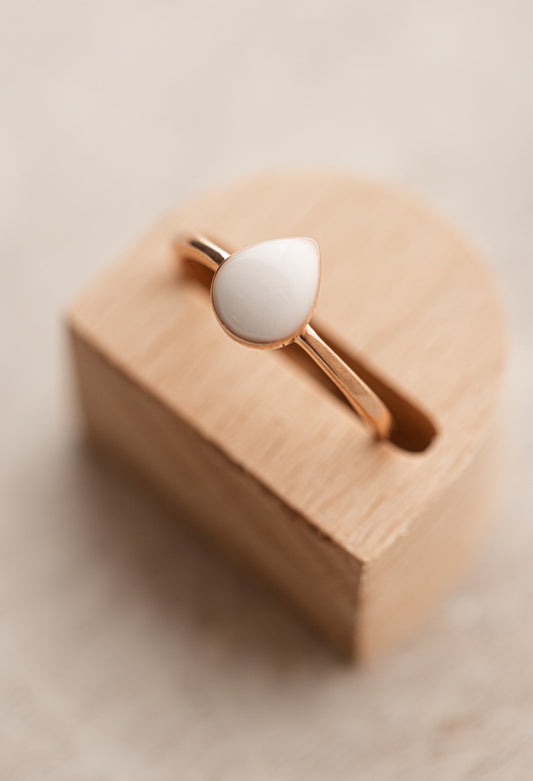 Bague unique contenant ton lait maternel. Artisanat belge coeur de lait. Bijou personnalisable, symbole d’amour éternel. 