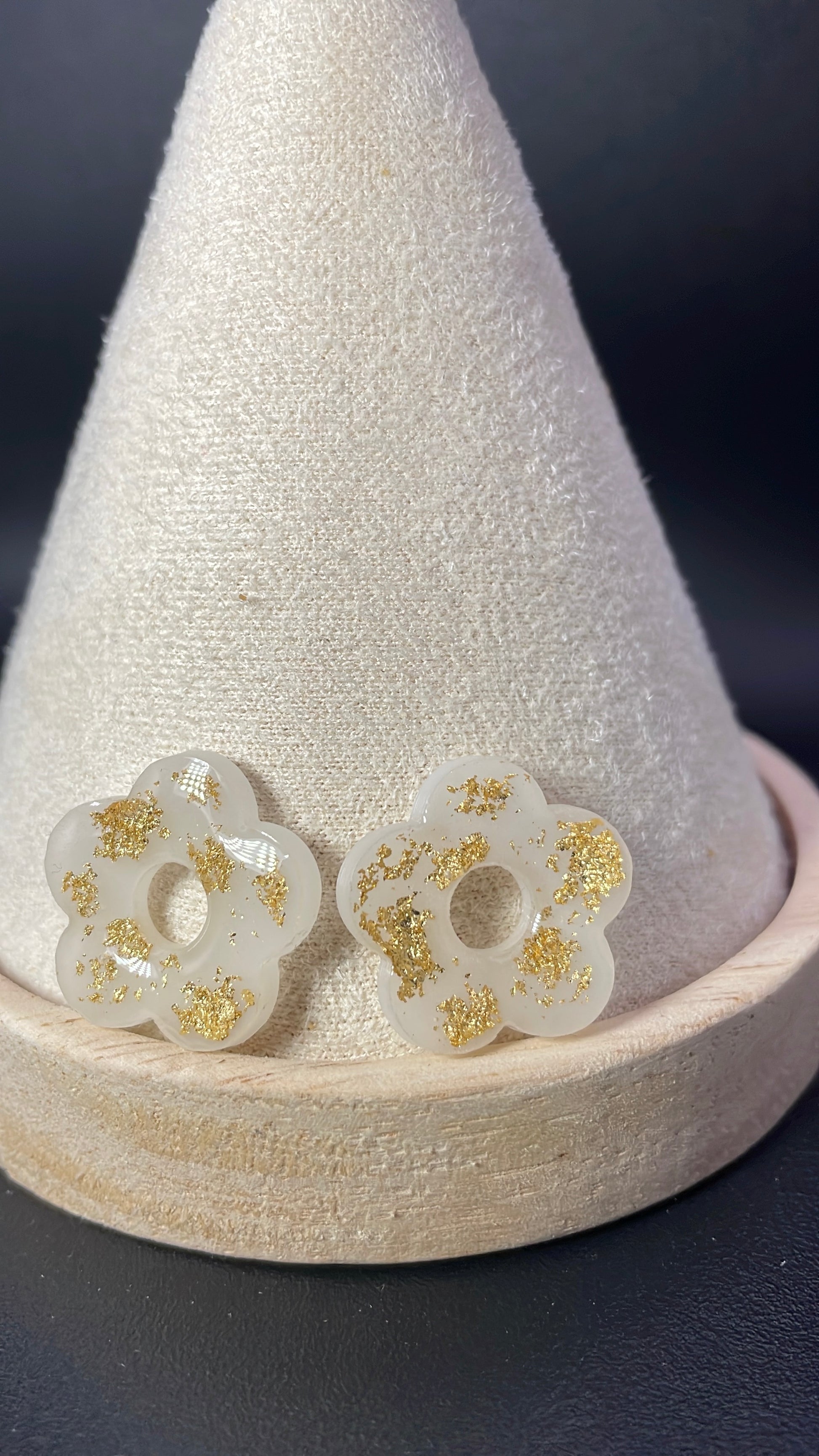 boucles d'oreille fleurs 5 pétales en lait maternel personnalisées avec des éclats de feuilles d'or 