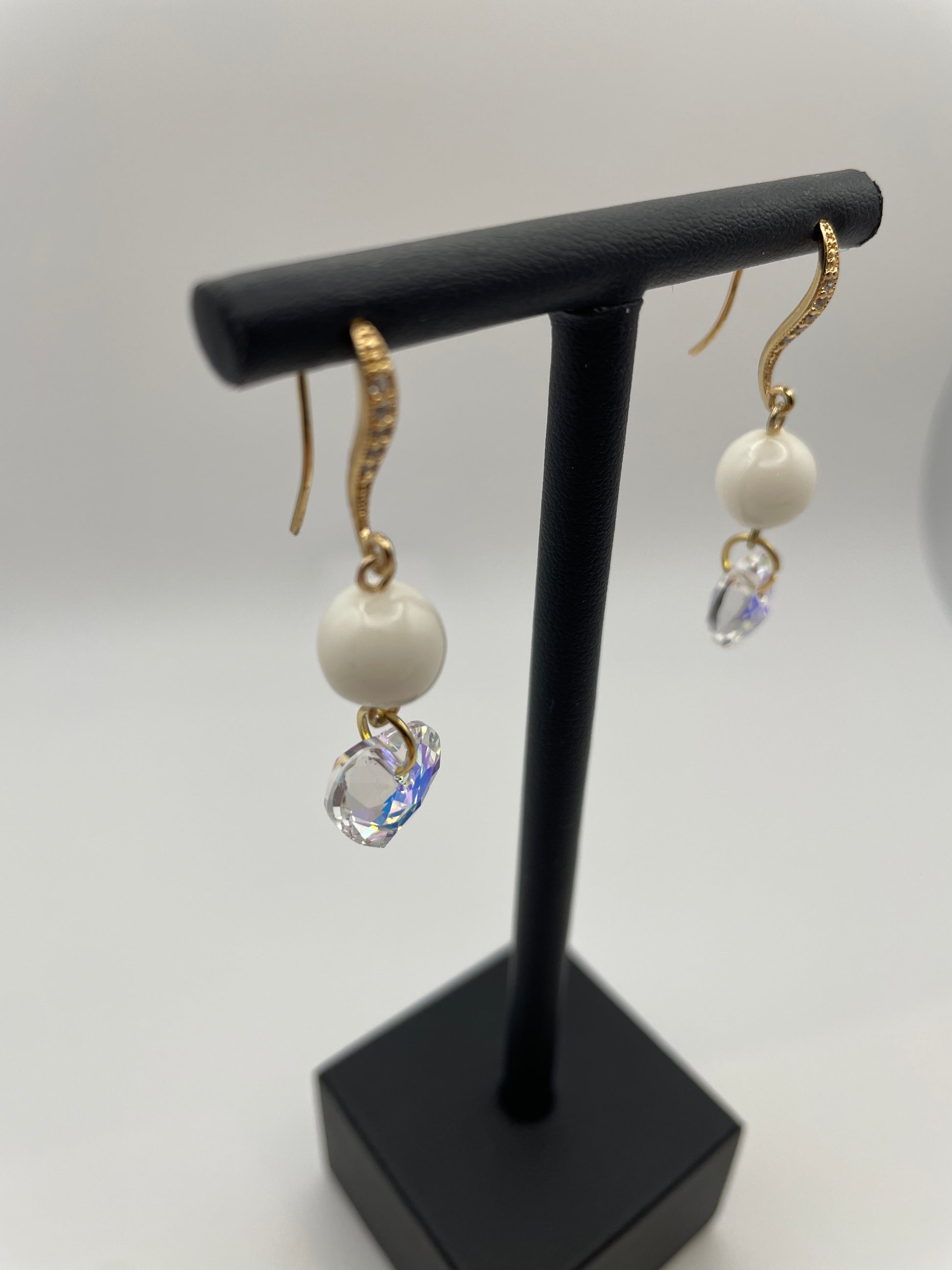 Boucles d'oreilles  pendantes très élégante avec une perle de lait maternel et un cristal Swarovski 