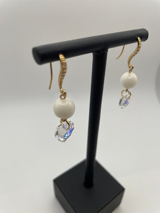 Boucles d'oreilles  pendantes très élégante avec une perle de lait maternel et un cristal Swarovski 