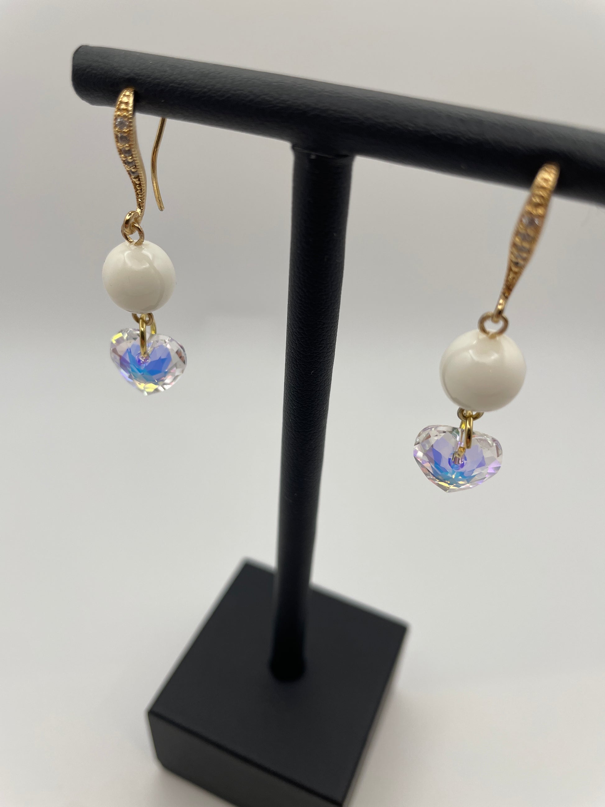 Boucles d'oreilles  pendantes très élégante avec une perle de lait maternel et un cristal Swarovski 