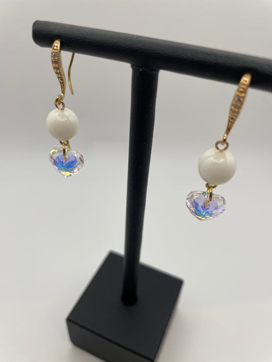 Boucles d'oreilles  pendantes très élégante avec une perle de lait maternel et un cristal Swarovski 