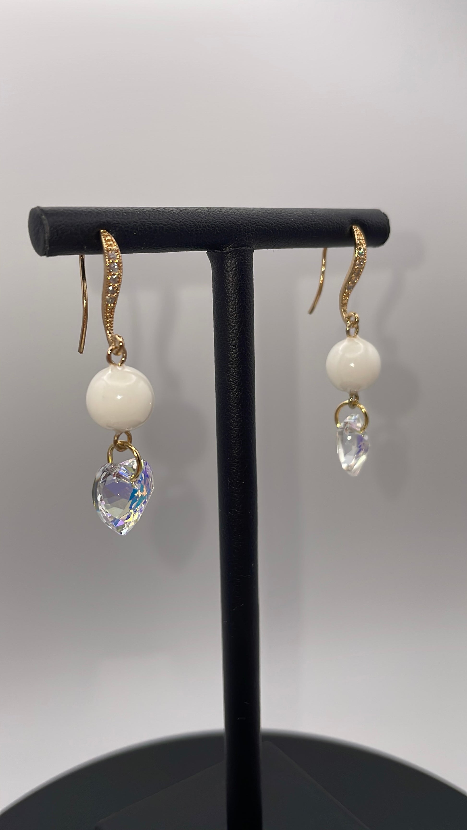 Boucles d'oreilles  pendantes très élégante avec une perle de lait maternel et un cristal Swarovski 