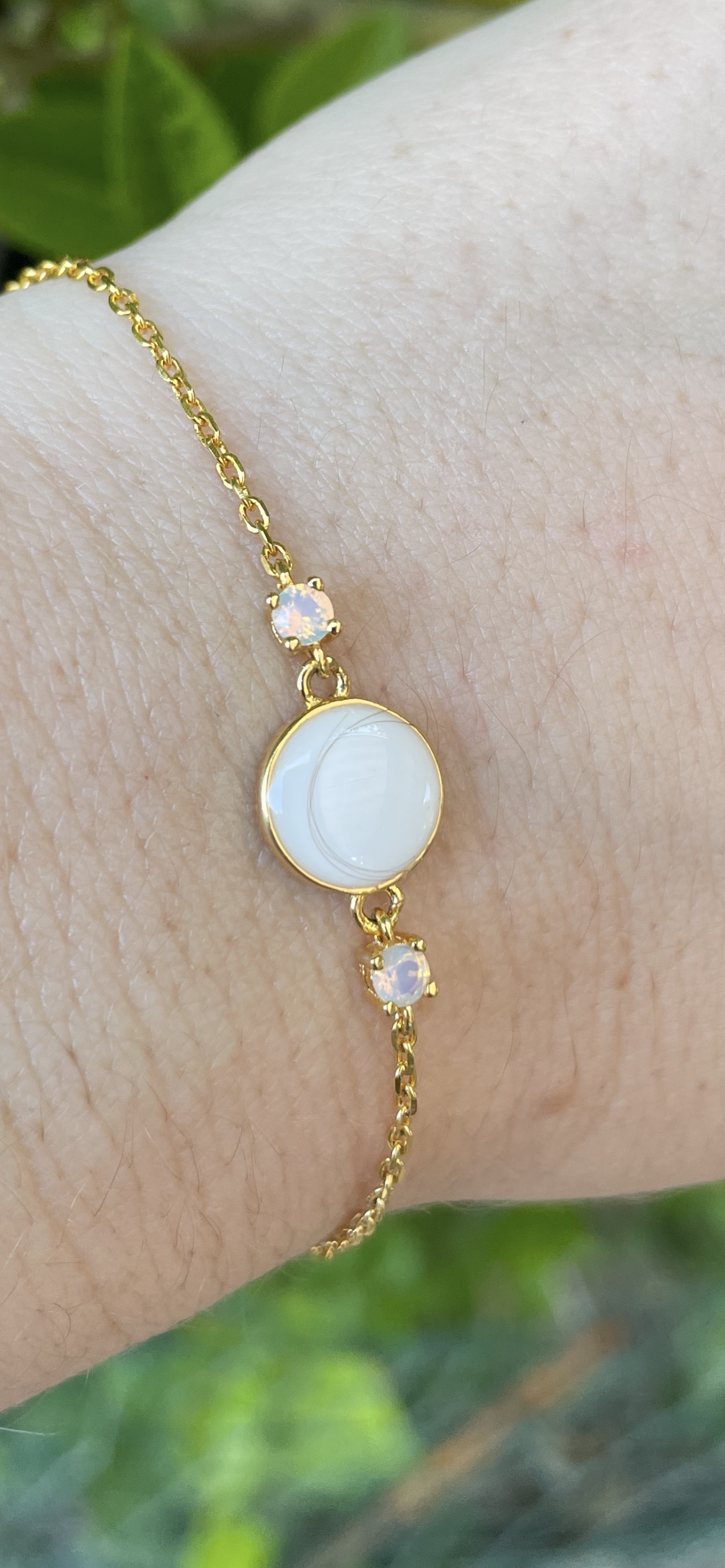 Bracelet personnalisé avec du lait maternel, pierres de naissance et mèches de cheveux de bébé. 