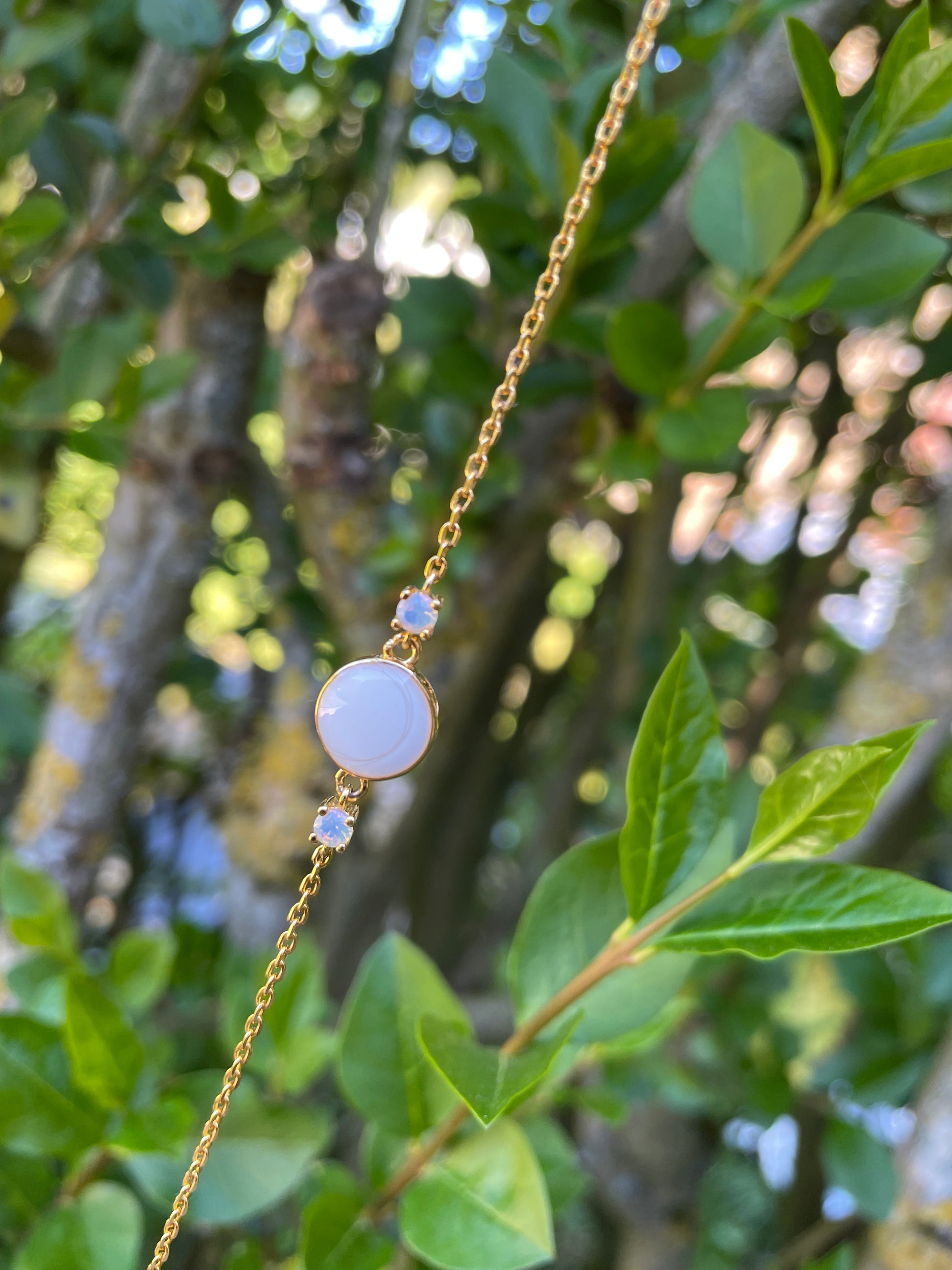 Bracelet personnalisé avec du lait maternel, pierres de naissance et mèches de cheveux de bébé. 