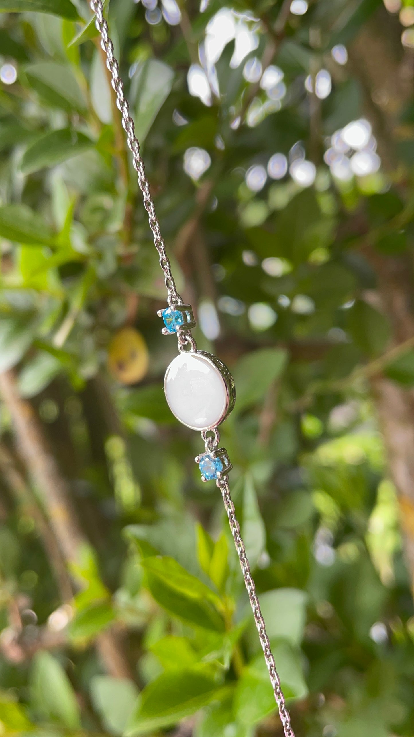 Bracelet personnalisé avec du lait maternel, pierres de naissance et mèches de cheveux de bébé. 