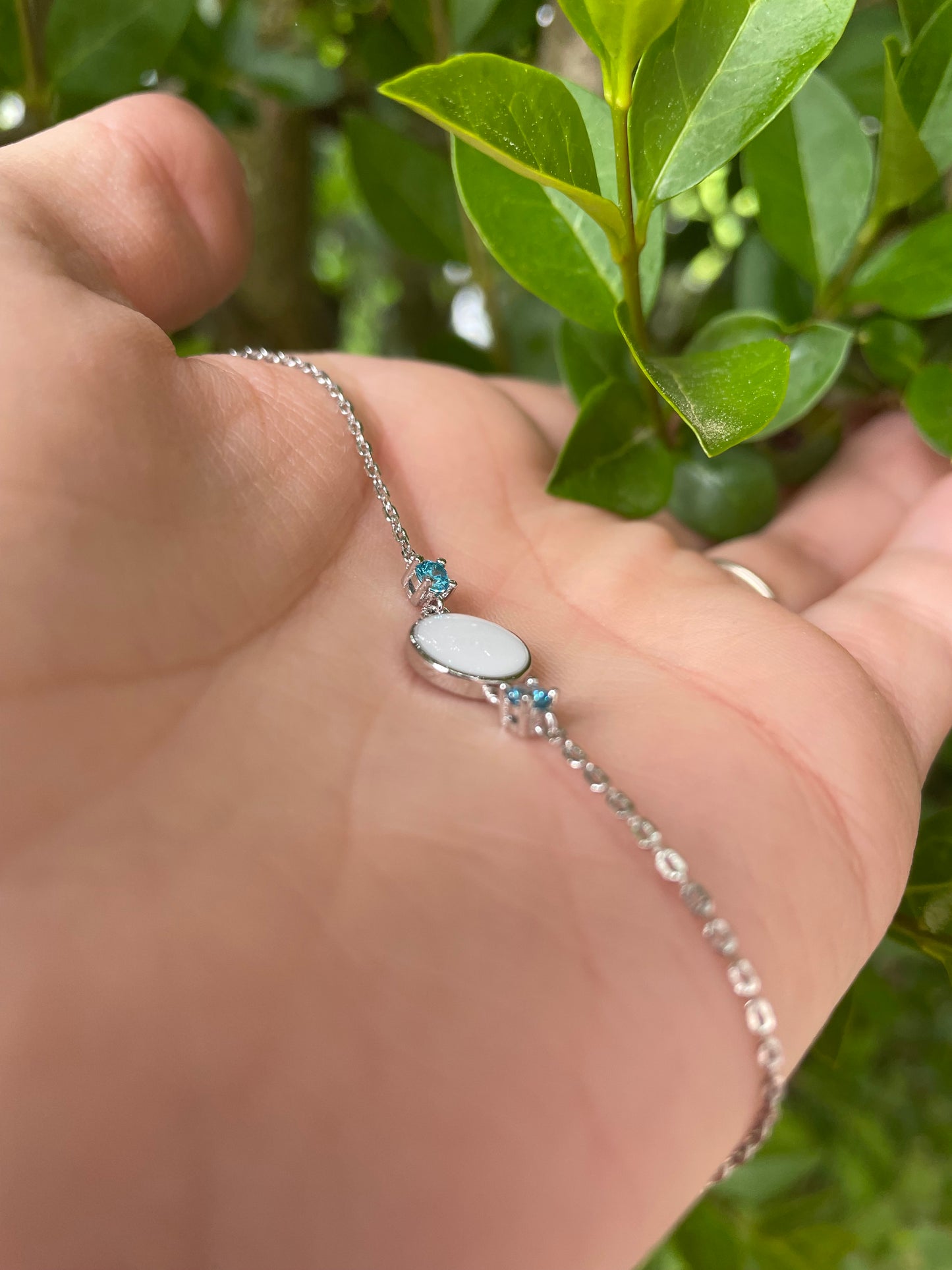 Bracelet personnalisé avec du lait maternel, pierres de naissance et mèches de cheveux de bébé. 