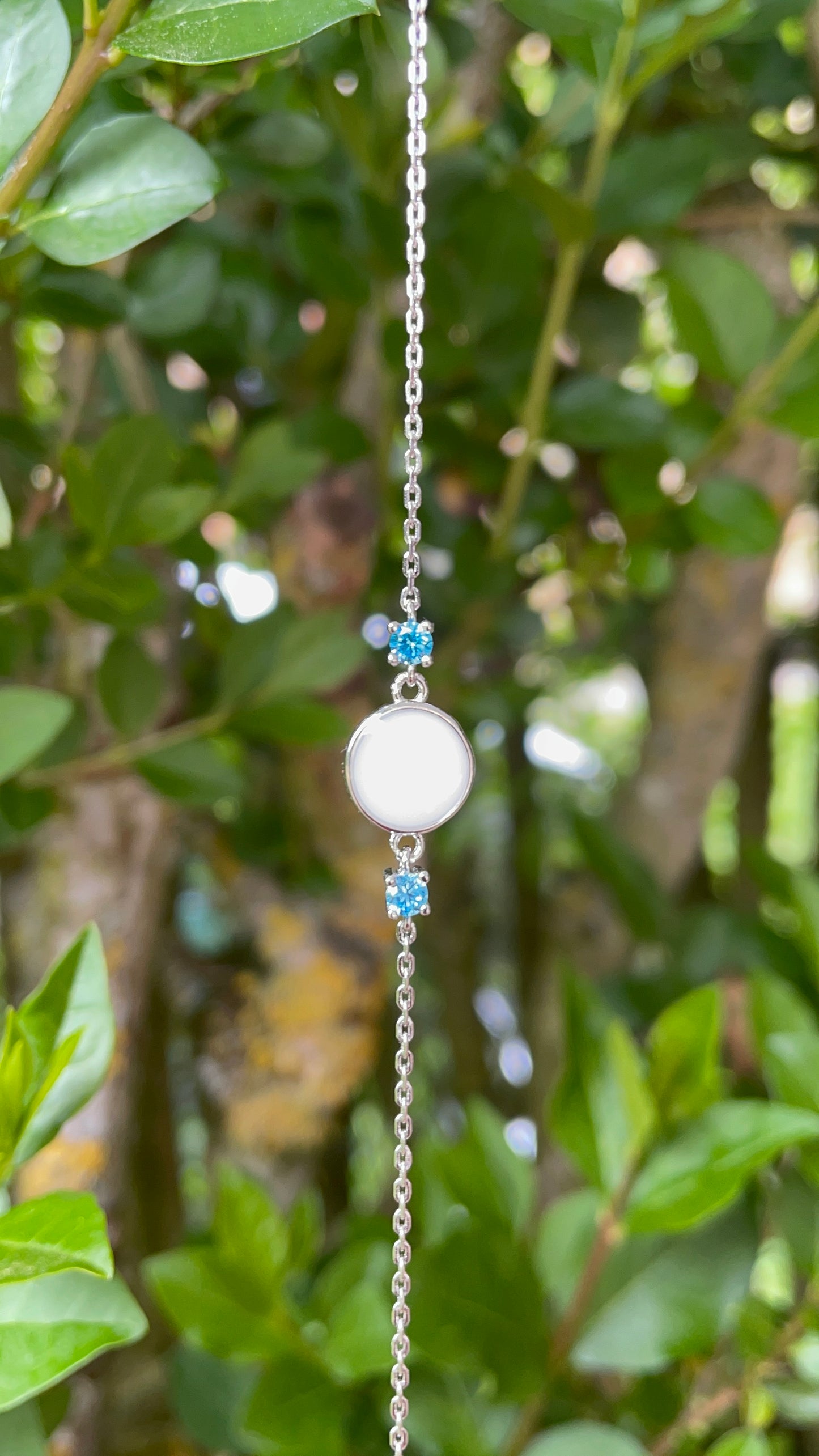 Bracelet personnalisé avec du lait maternel, pierres de naissance et mèches de cheveux de bébé. 