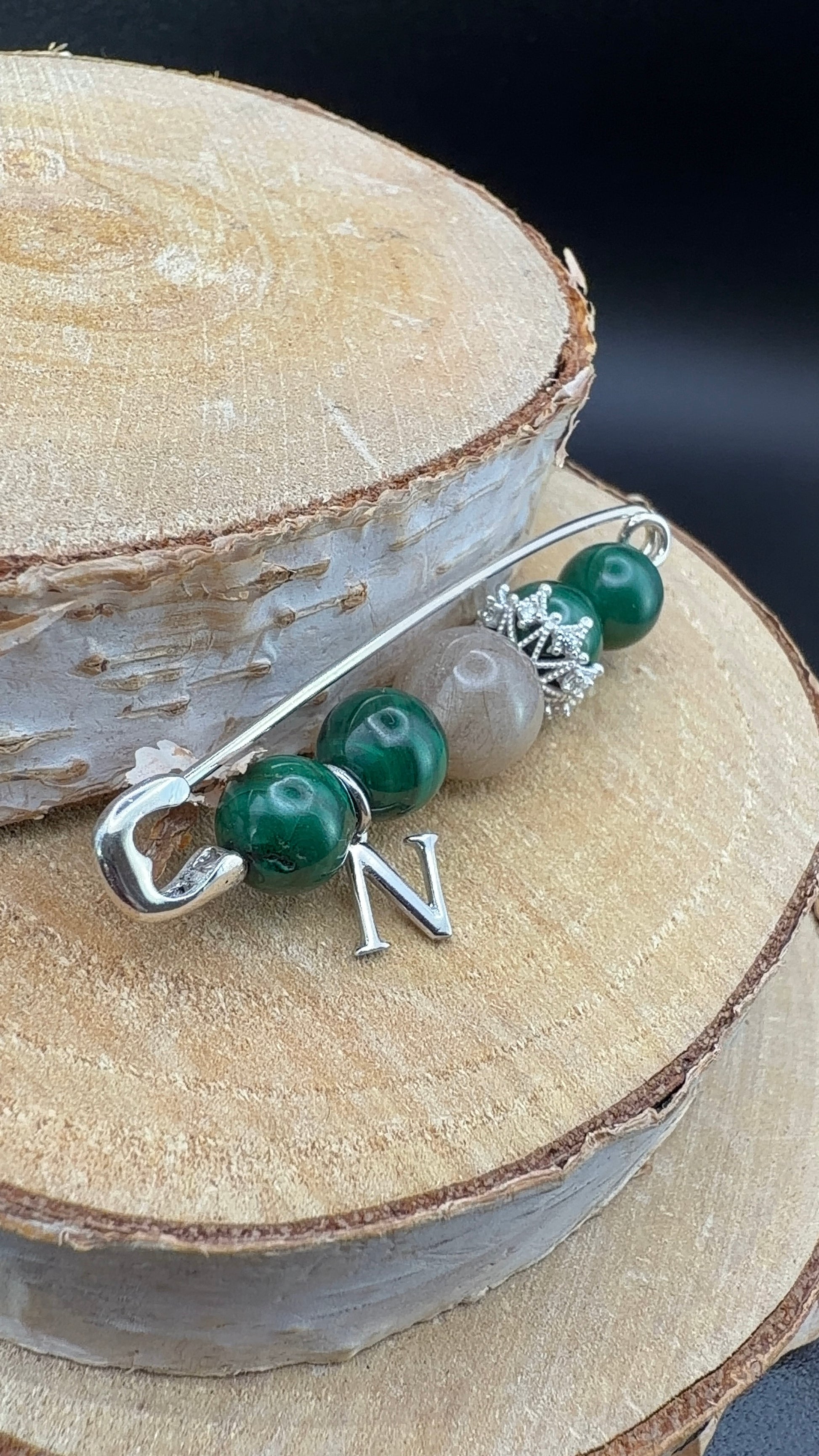 Broche réalisée sur mesure avec des perles de malachite et une perle souvenir avec des poils de chats