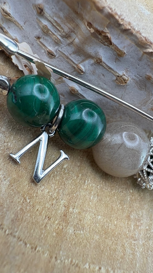 Broche réalisée sur mesure avec des perles de malachite et une perle souvenir avec des poils de chats