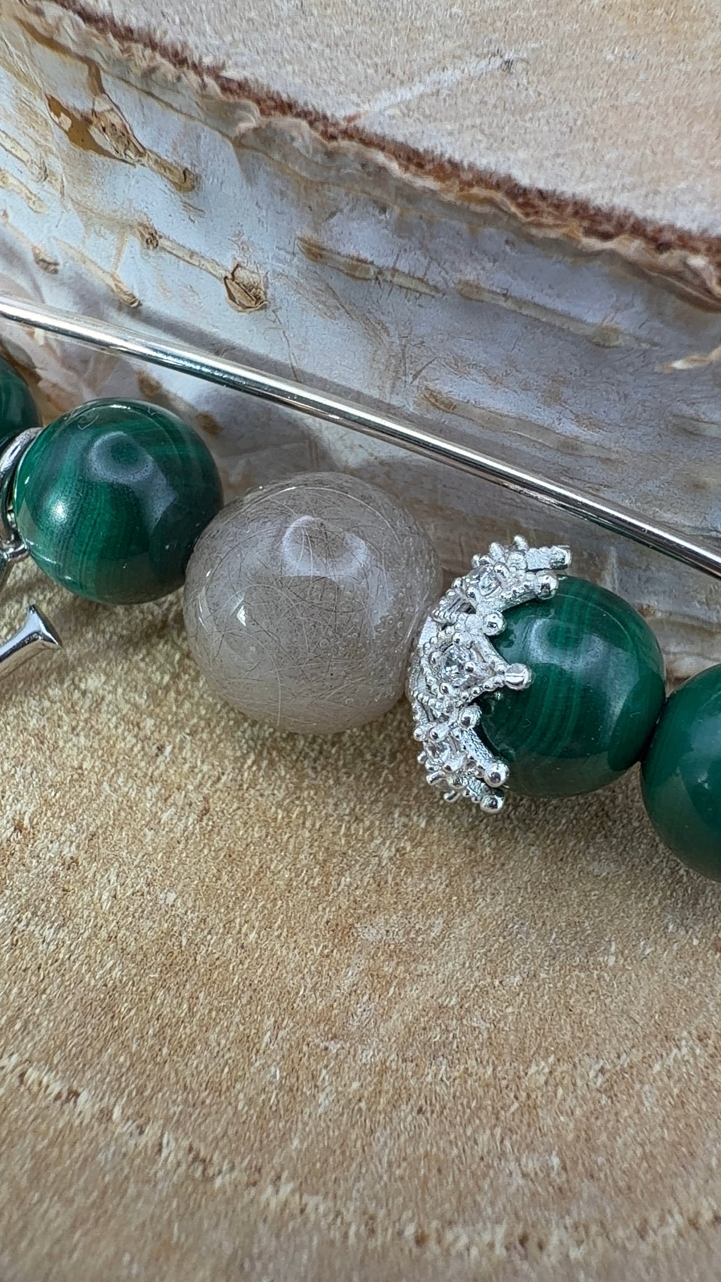 Broche réalisée sur mesure avec des perles de malachite et une perle souvenir avec des poils de chats