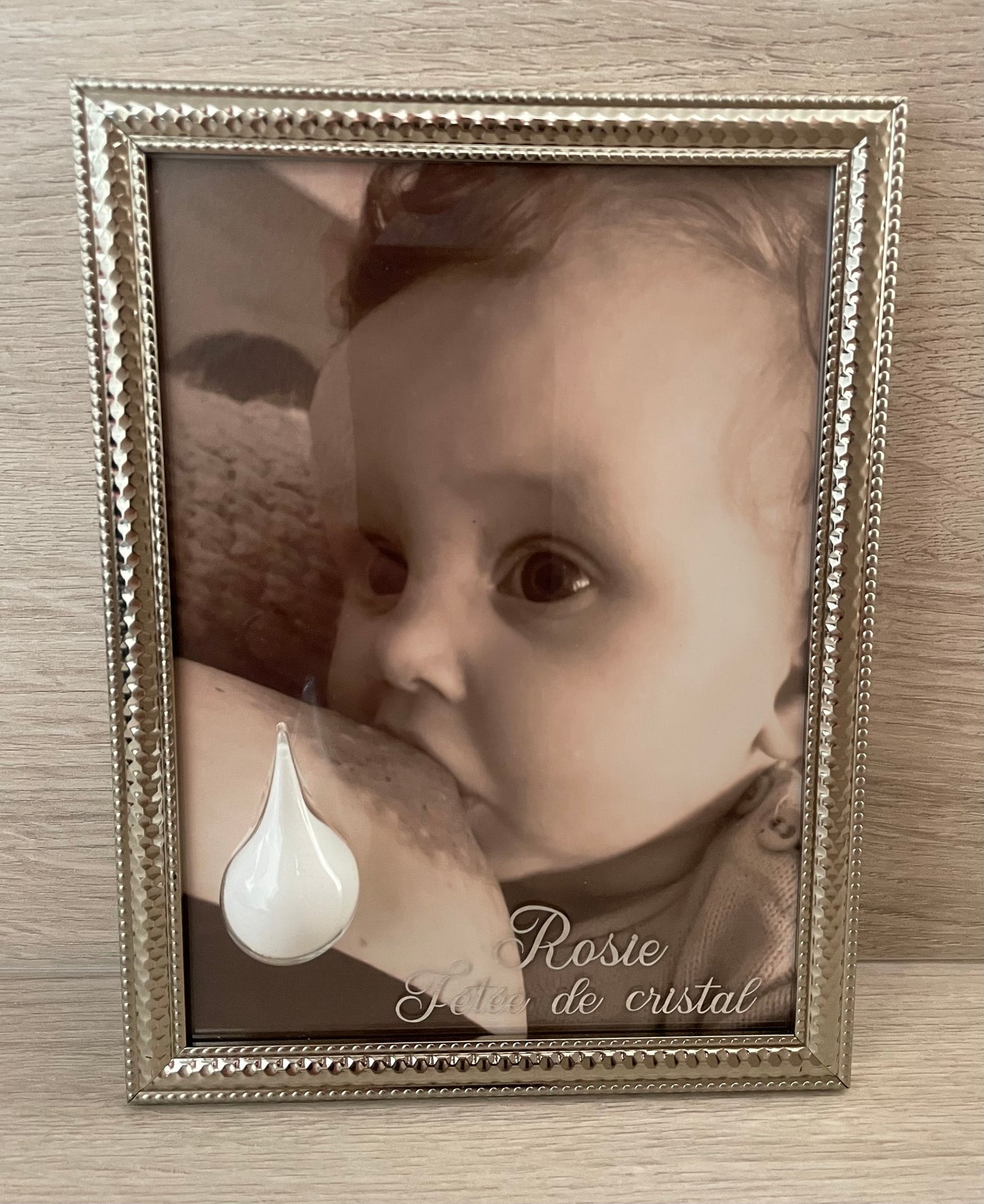 Cadre souvenir de maternité avec photo et goutte de verre soufflée contenant du lait maternel