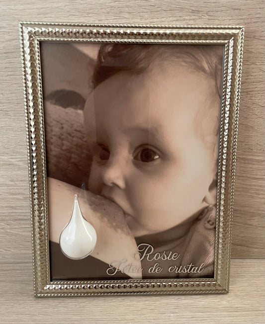 Cadre souvenir de maternité avec photo et goutte de verre soufflée contenant du lait maternel