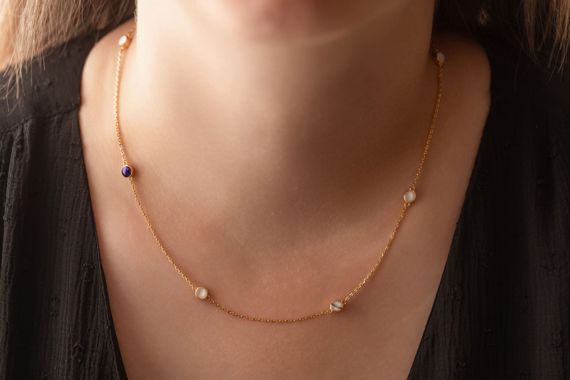 Collier personnalisé avec du lait maternel, la première mèche de cheveux de bébé et sa pierre de naissance. 