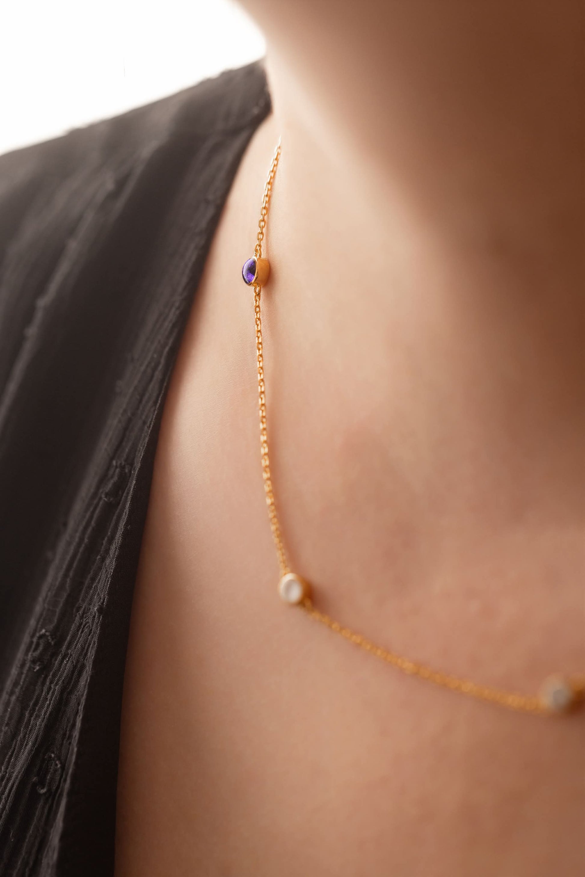 Collier personnalisé avec du lait maternel, la première mèche de cheveux de bébé et sa pierre de naissance. 