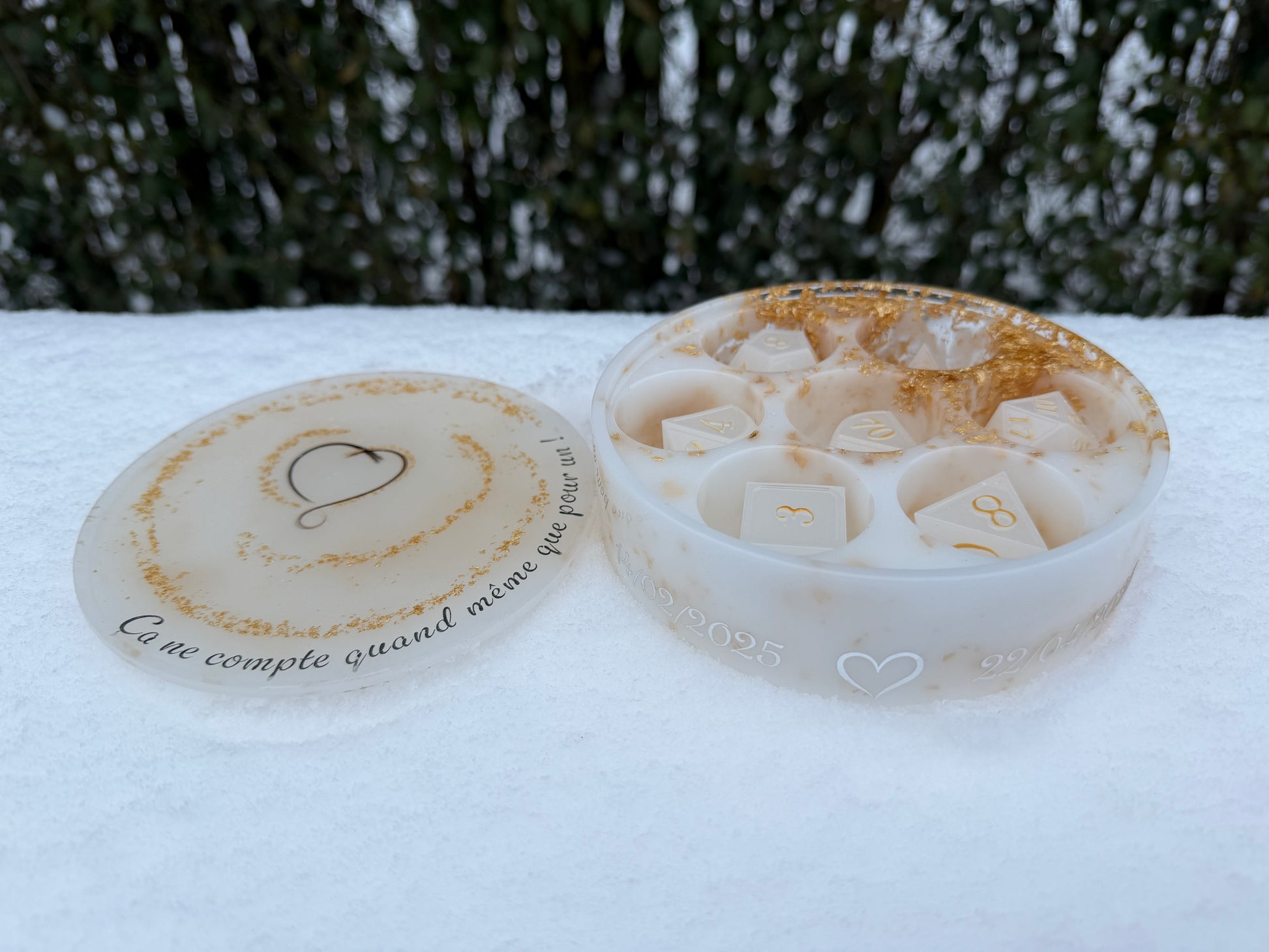 Jeu de dés en lait maternel présenté dans une boite personnalisée 