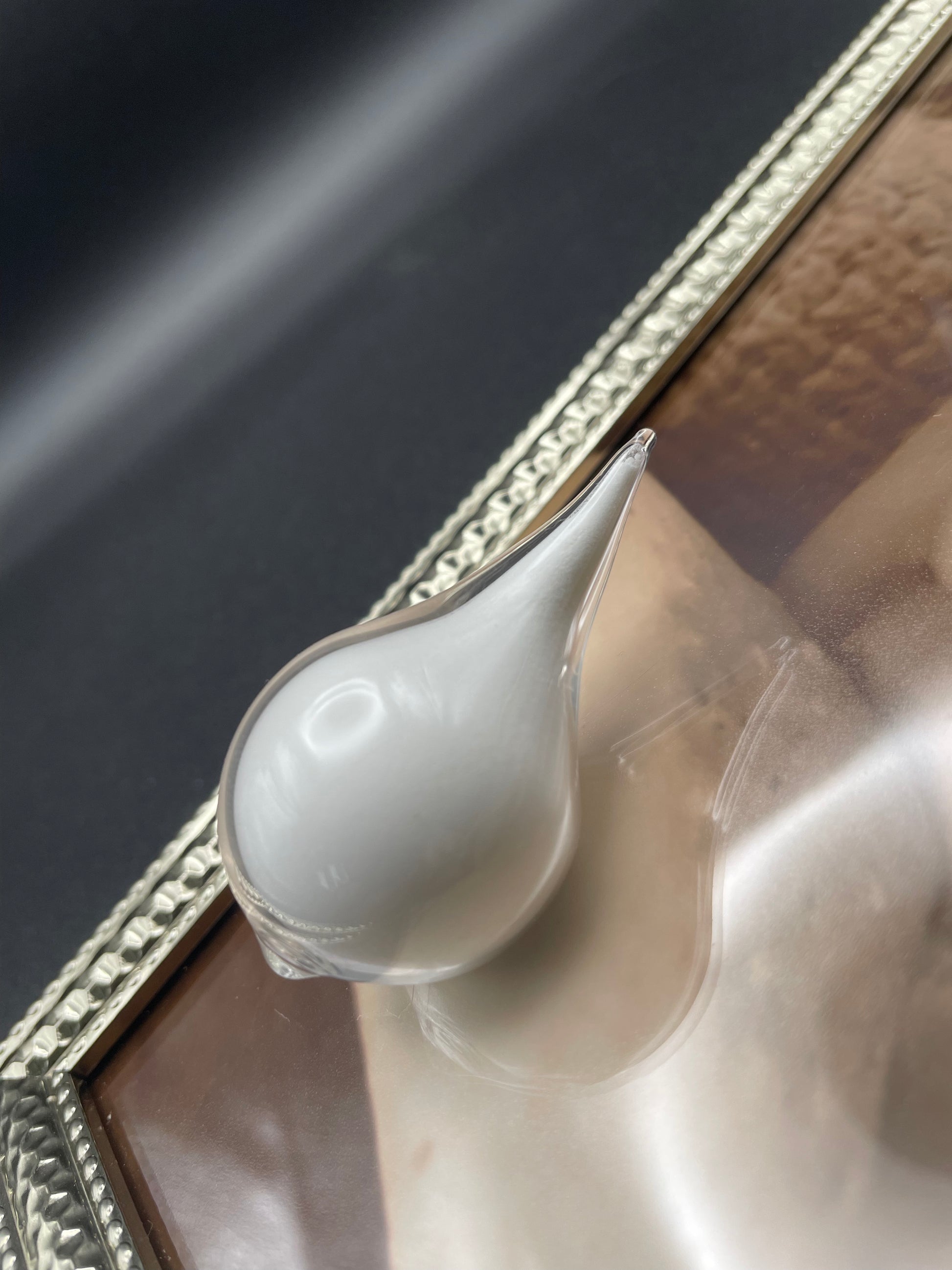 Goutte de verre soufflée à la main contenant du lait maternel dans un cadre souvenir personnalisé 