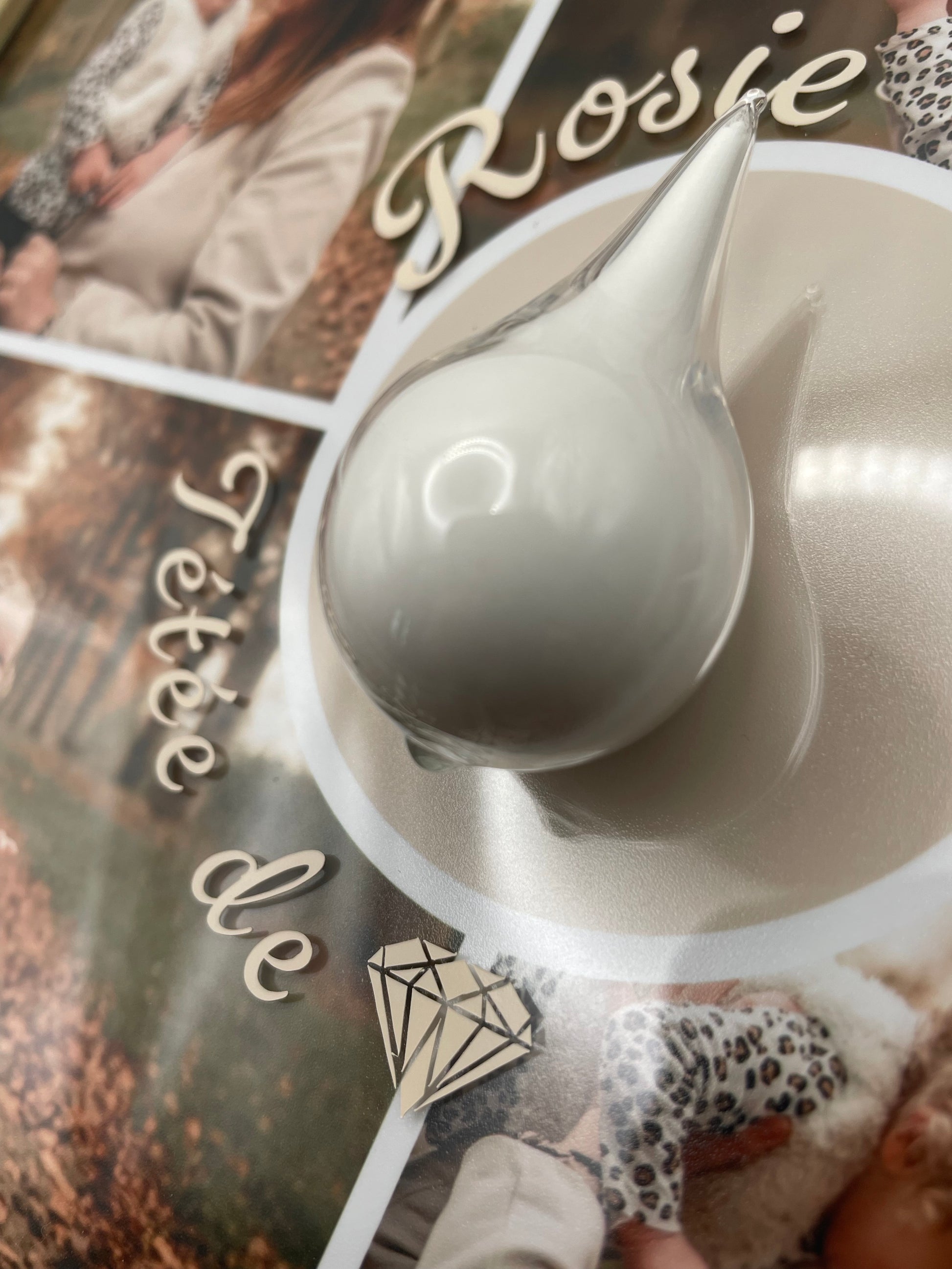 Goutte de verre soufflée à la bouche contenant du lait maternel cristallisé dans un cadre photo souvenir personnalisé 