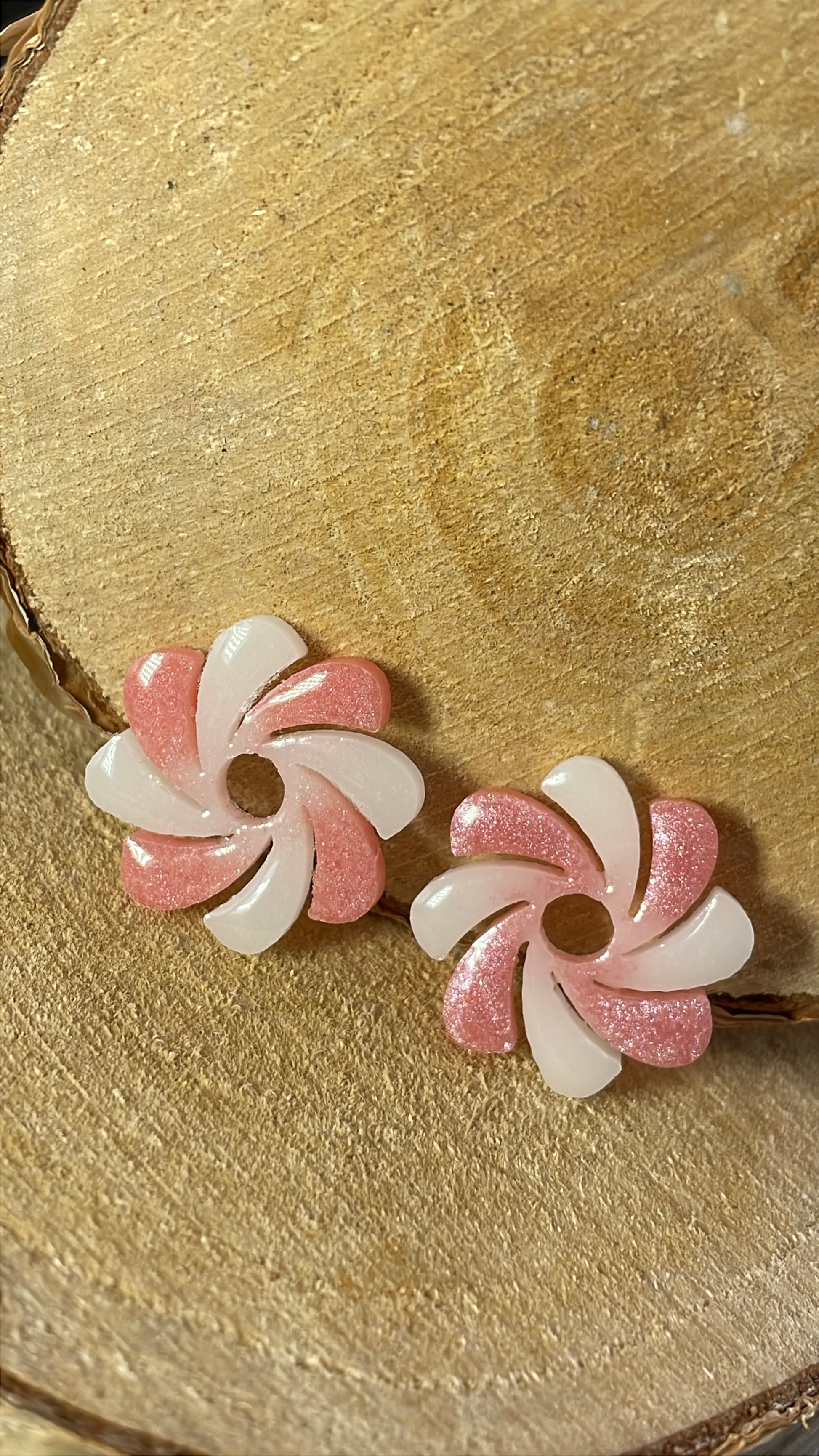 Boucle d'oreille en forme de fleurs Milena faites en lait maternel et colorées partiellement en rose. 