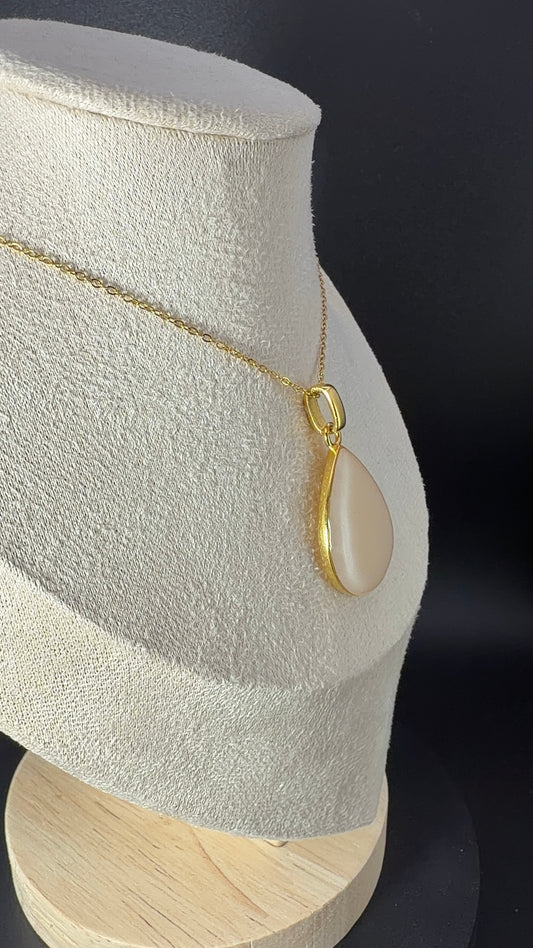 pendentif en forme de goutte accueillant d'un côté du lait maternel et de l'autre la gravure du prénom Mailo